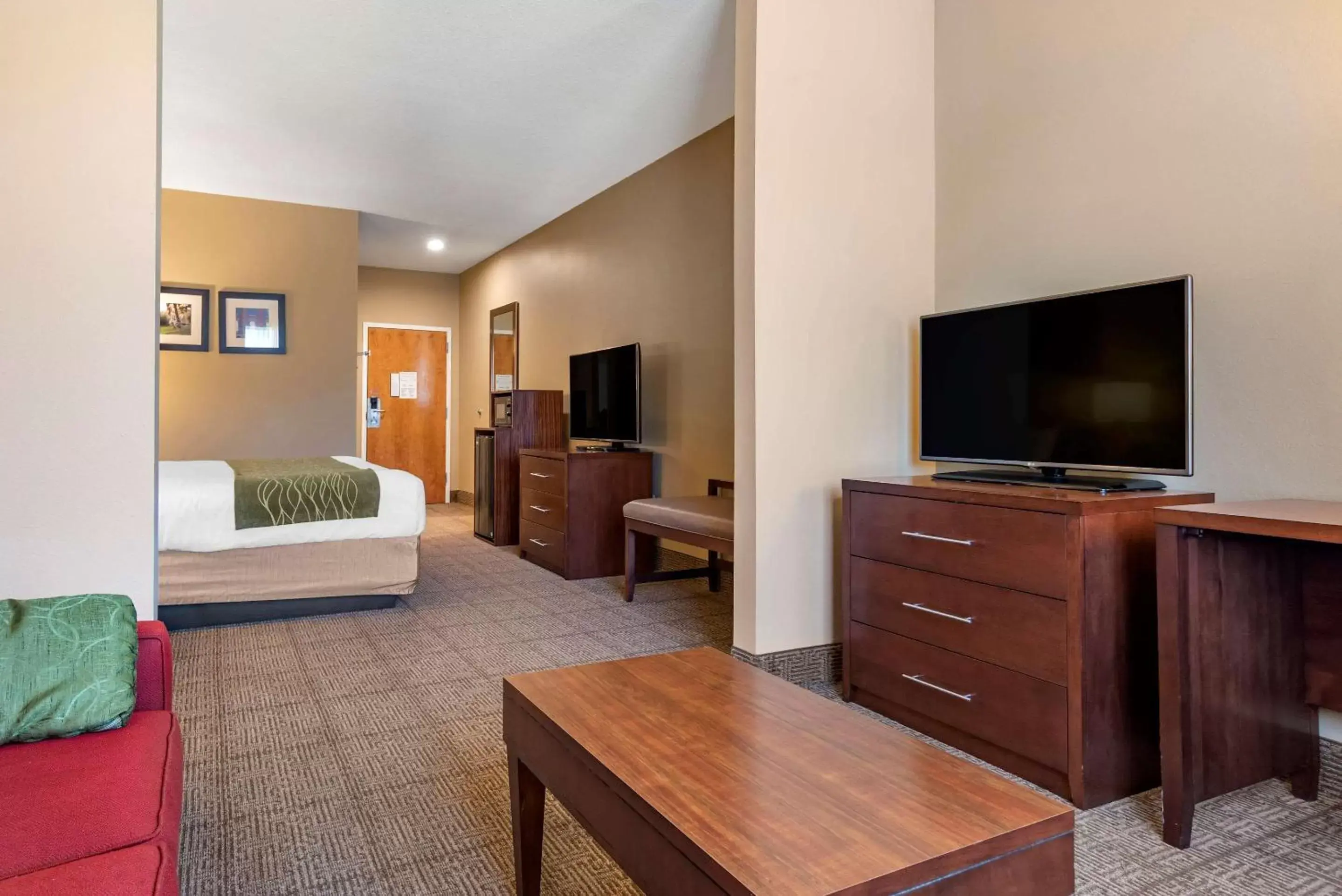 Photo of the whole room, TV/Entertainment Center in Comfort Inn Amite