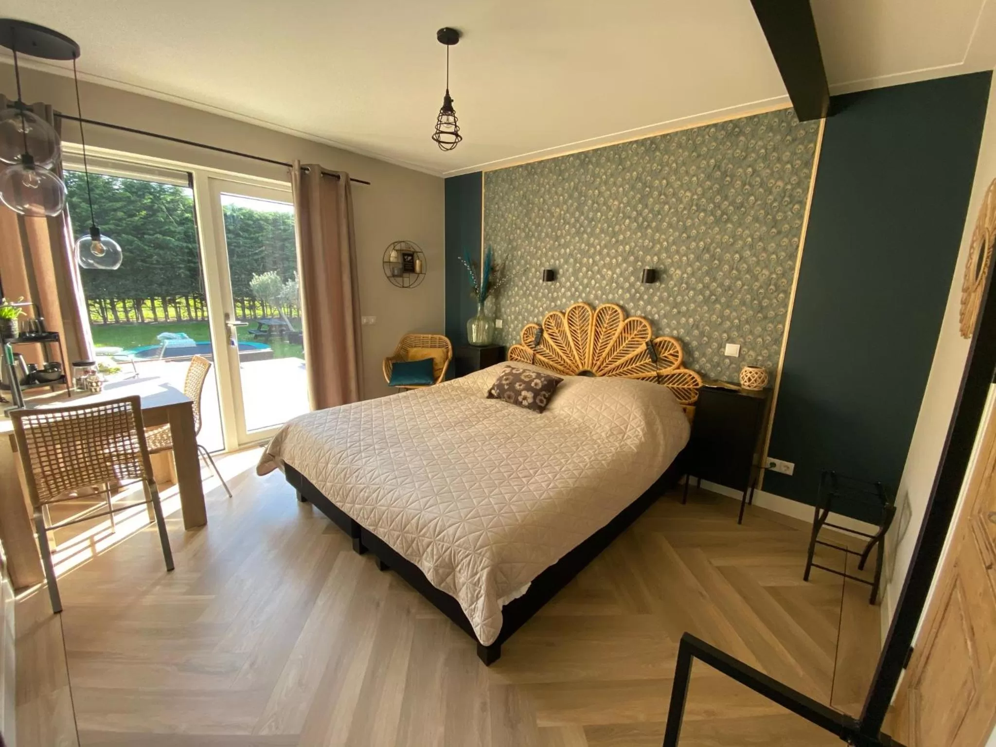 Photo of the whole room, Bed in Paauwze