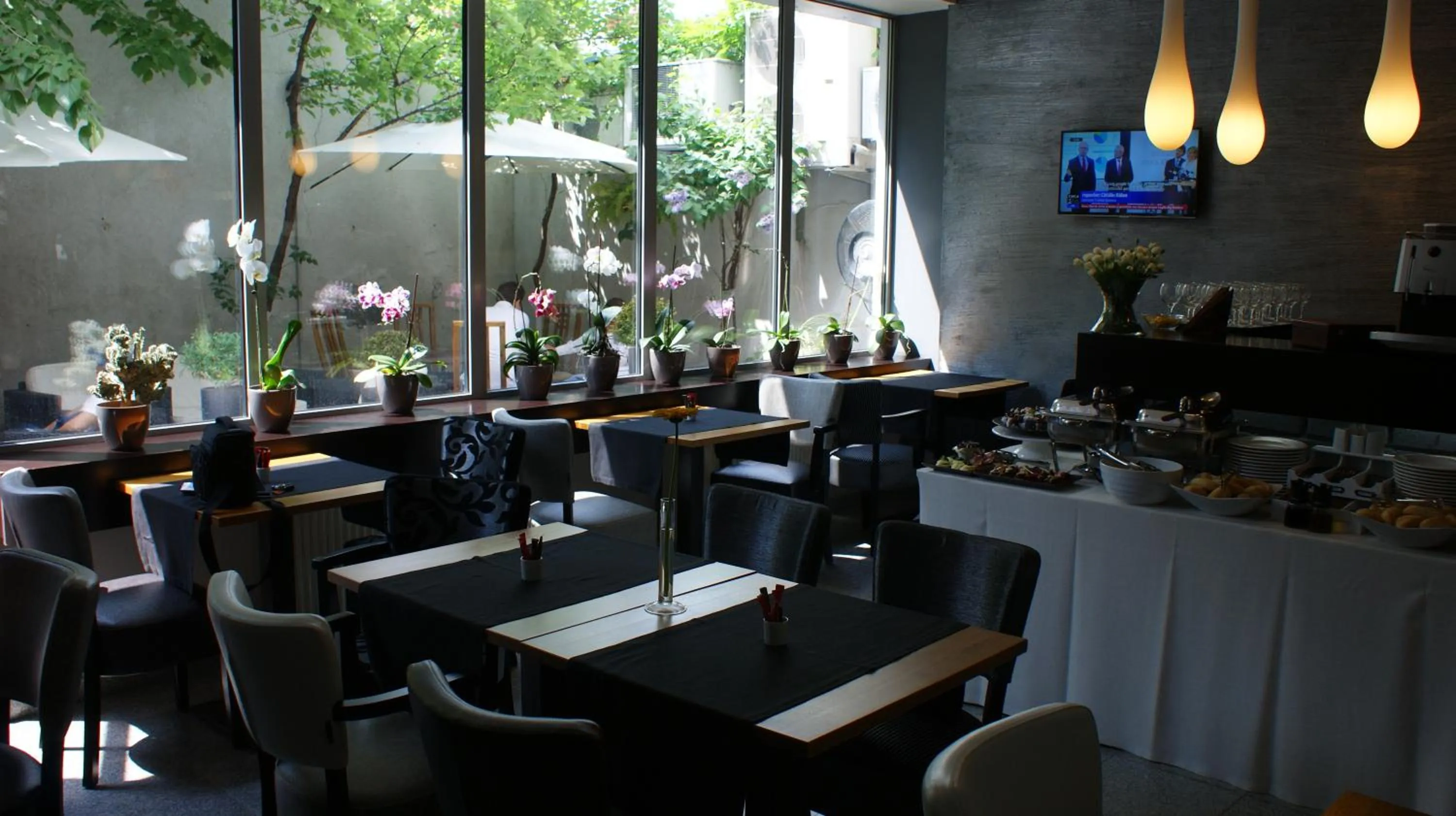 Restaurant/places to eat in Unique Boutique