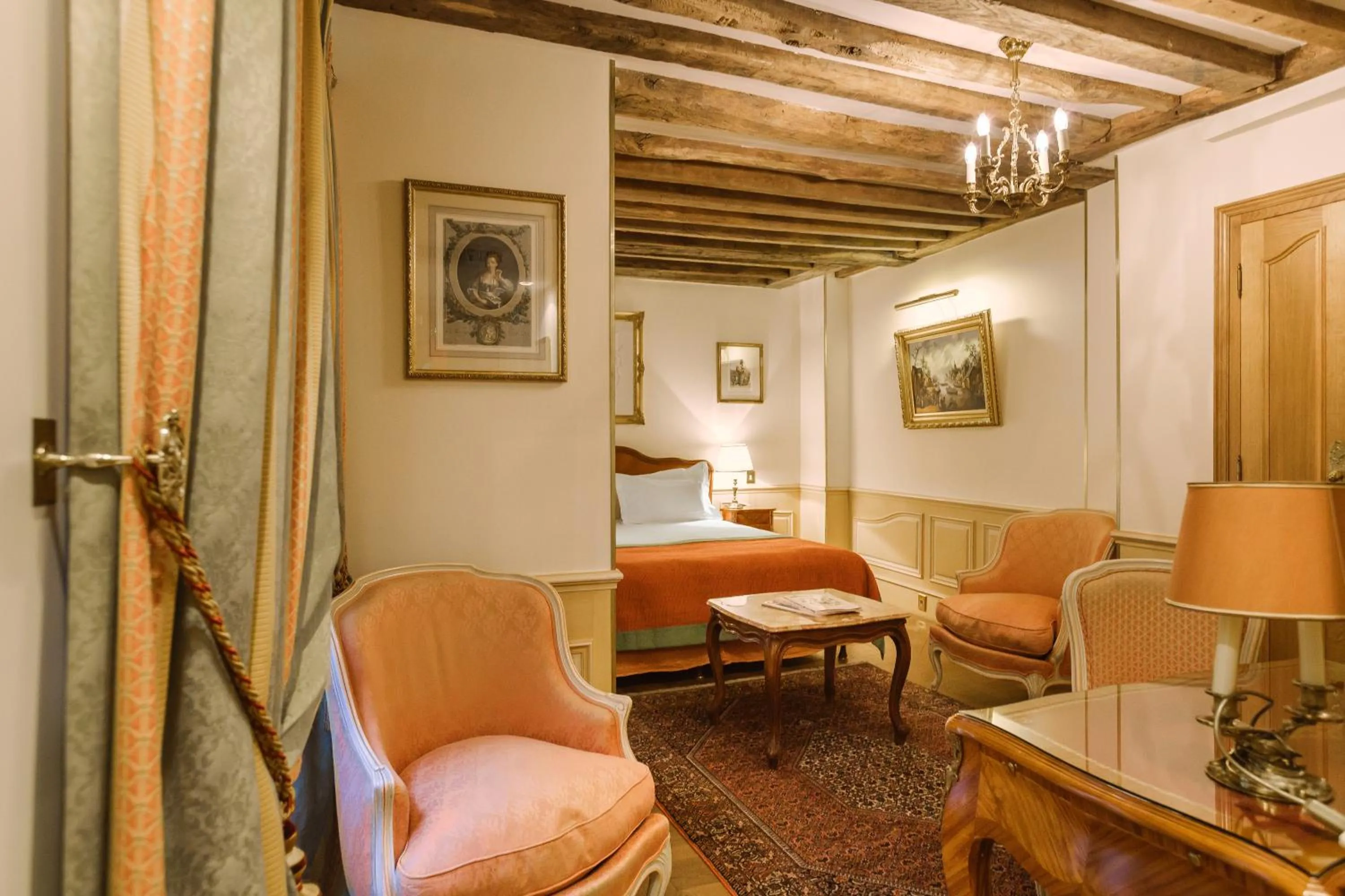 Photo of the whole room in Hotel Luxembourg Parc