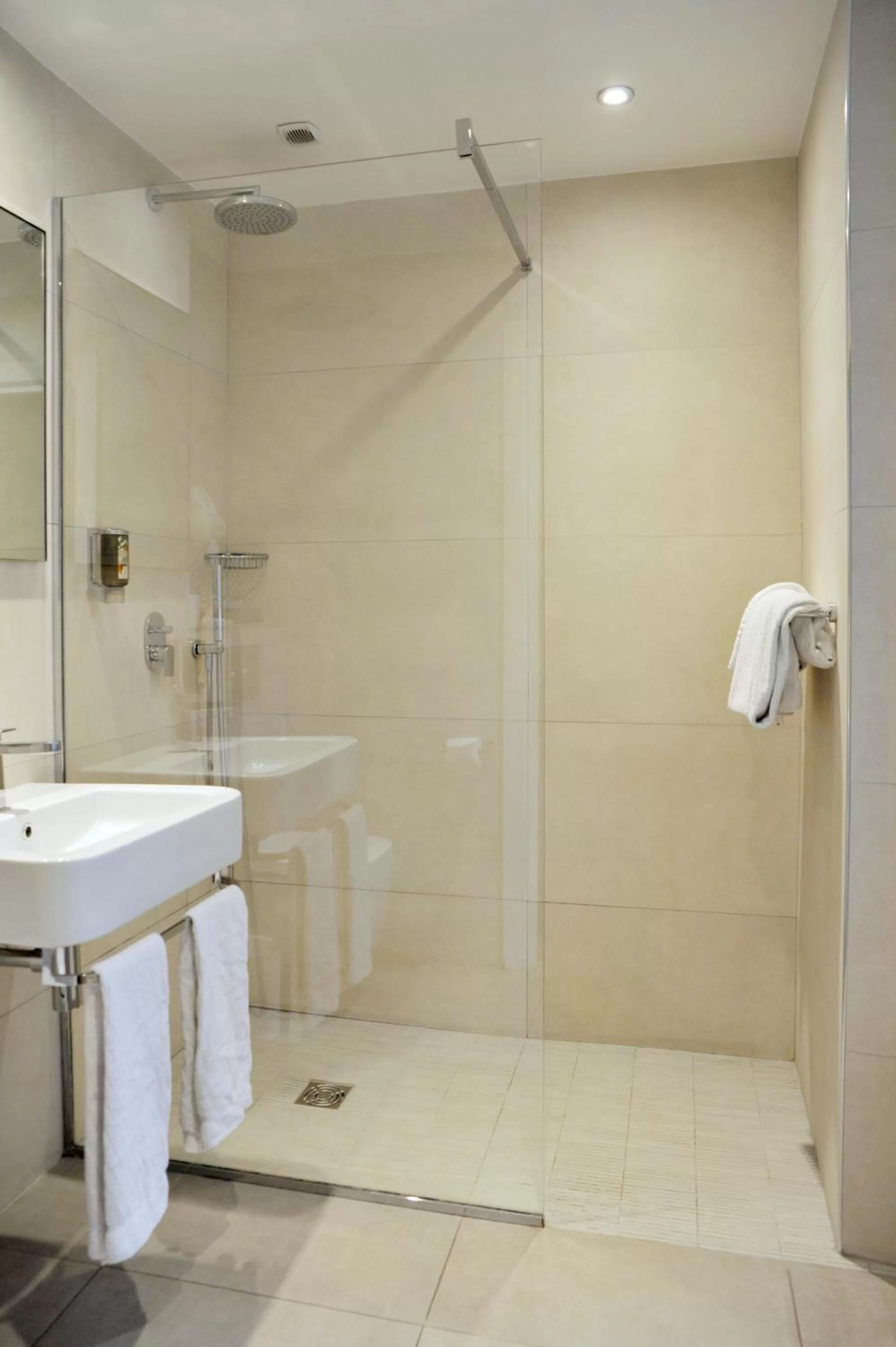 Bathroom in Waldorf Montparnasse