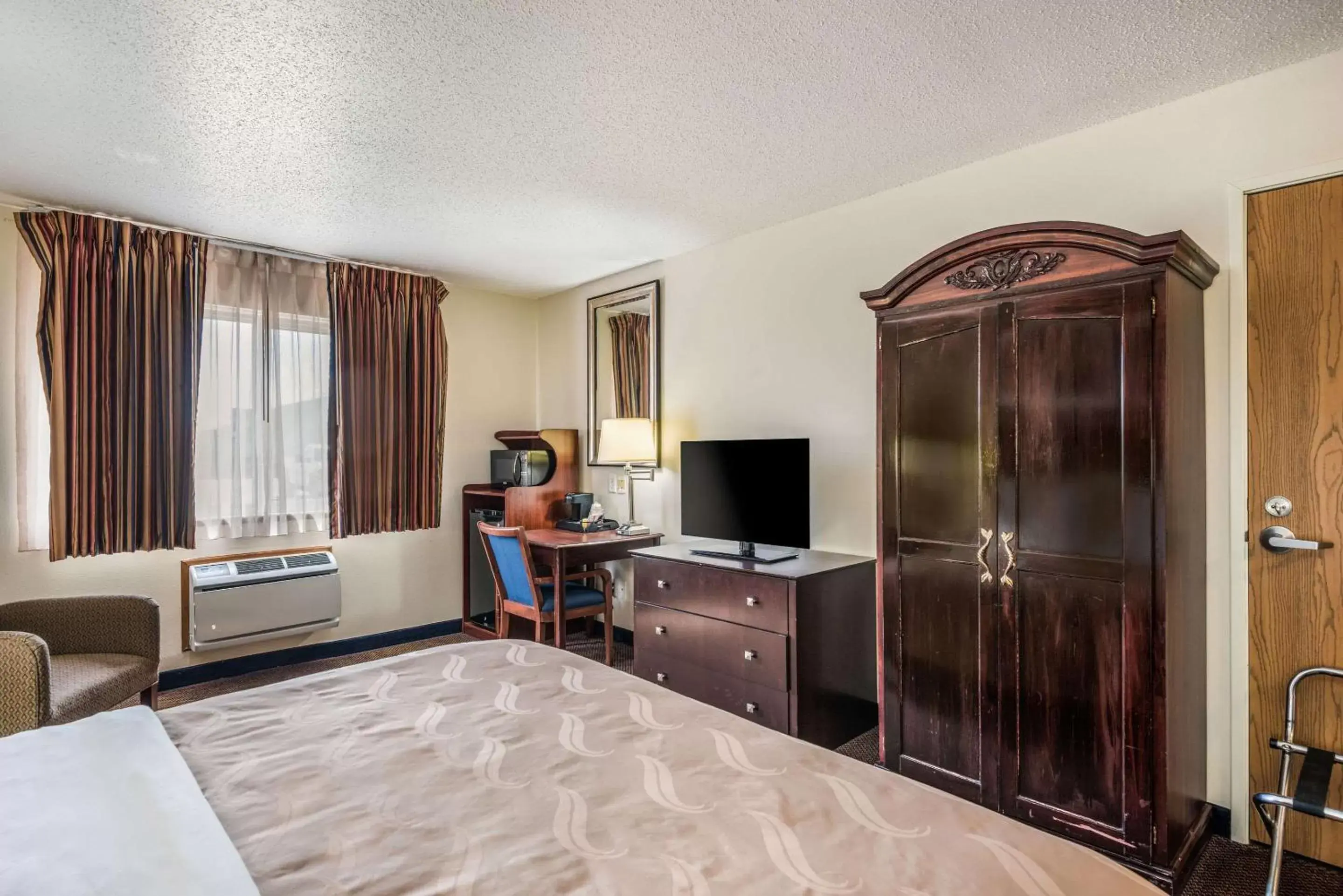 Photo of the whole room, TV/Entertainment Center in Quality Inn & Suites Eldridge Davenport North