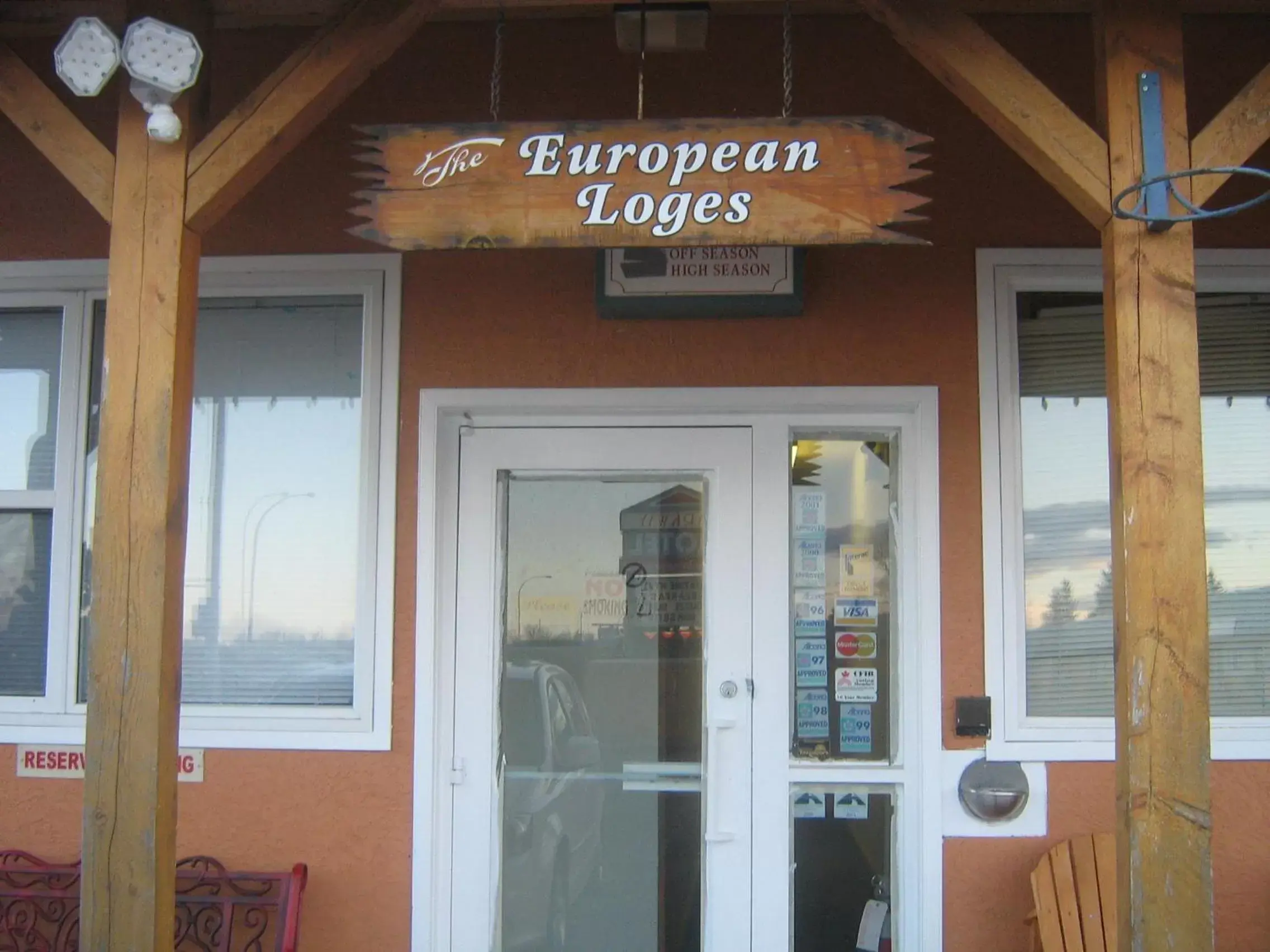 Facade/entrance in Parkway Motel & European Lodges