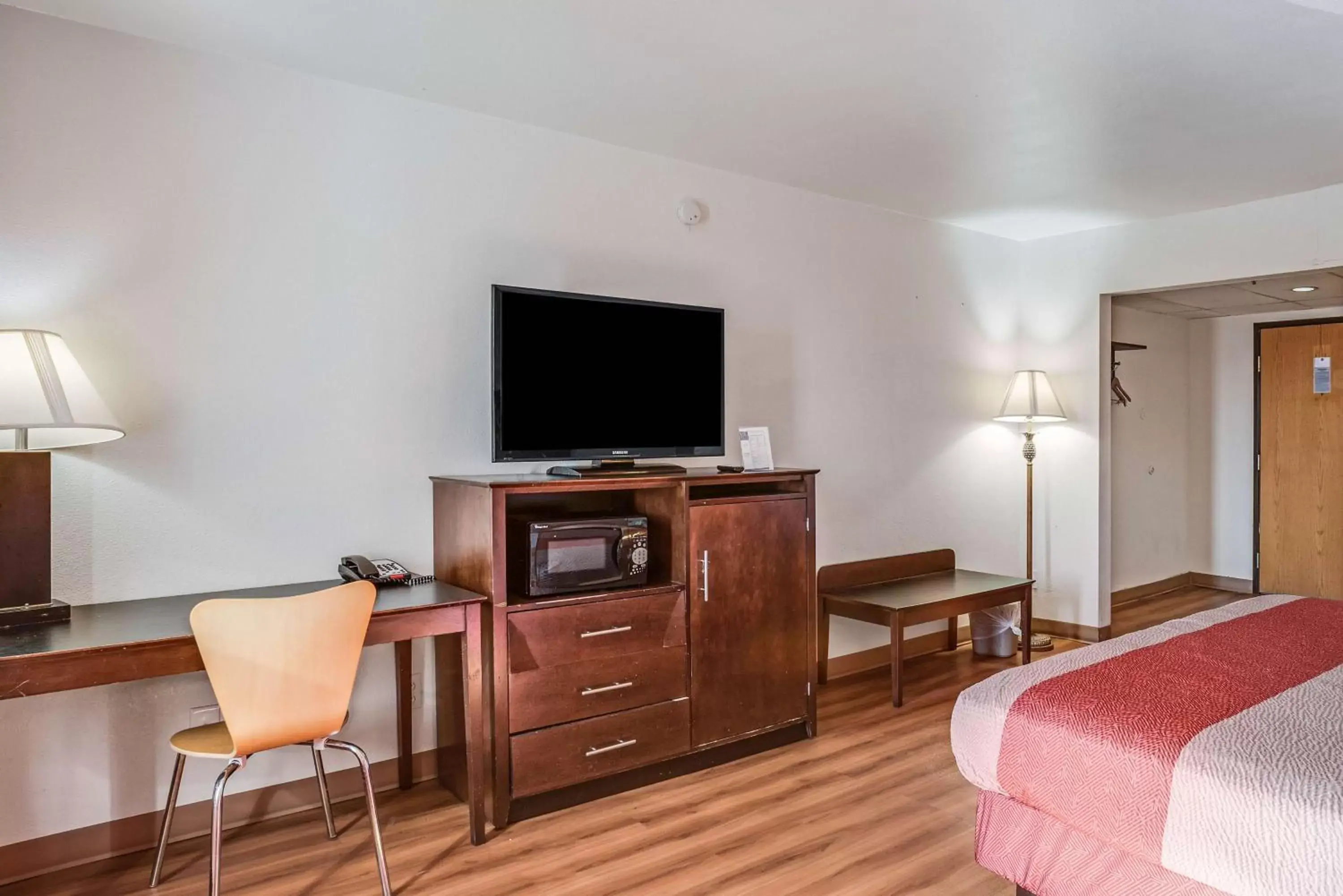 TV and multimedia, TV/Entertainment Center in Motel 6-Levittown, PA - Bensalem