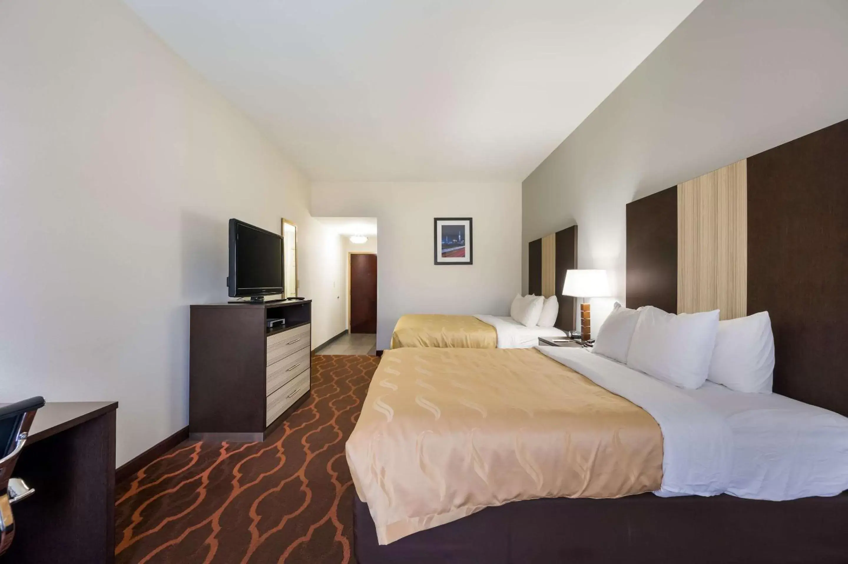 Photo of the whole room, Bed in Quality Inn & Suites Huntsville Research Park Area
