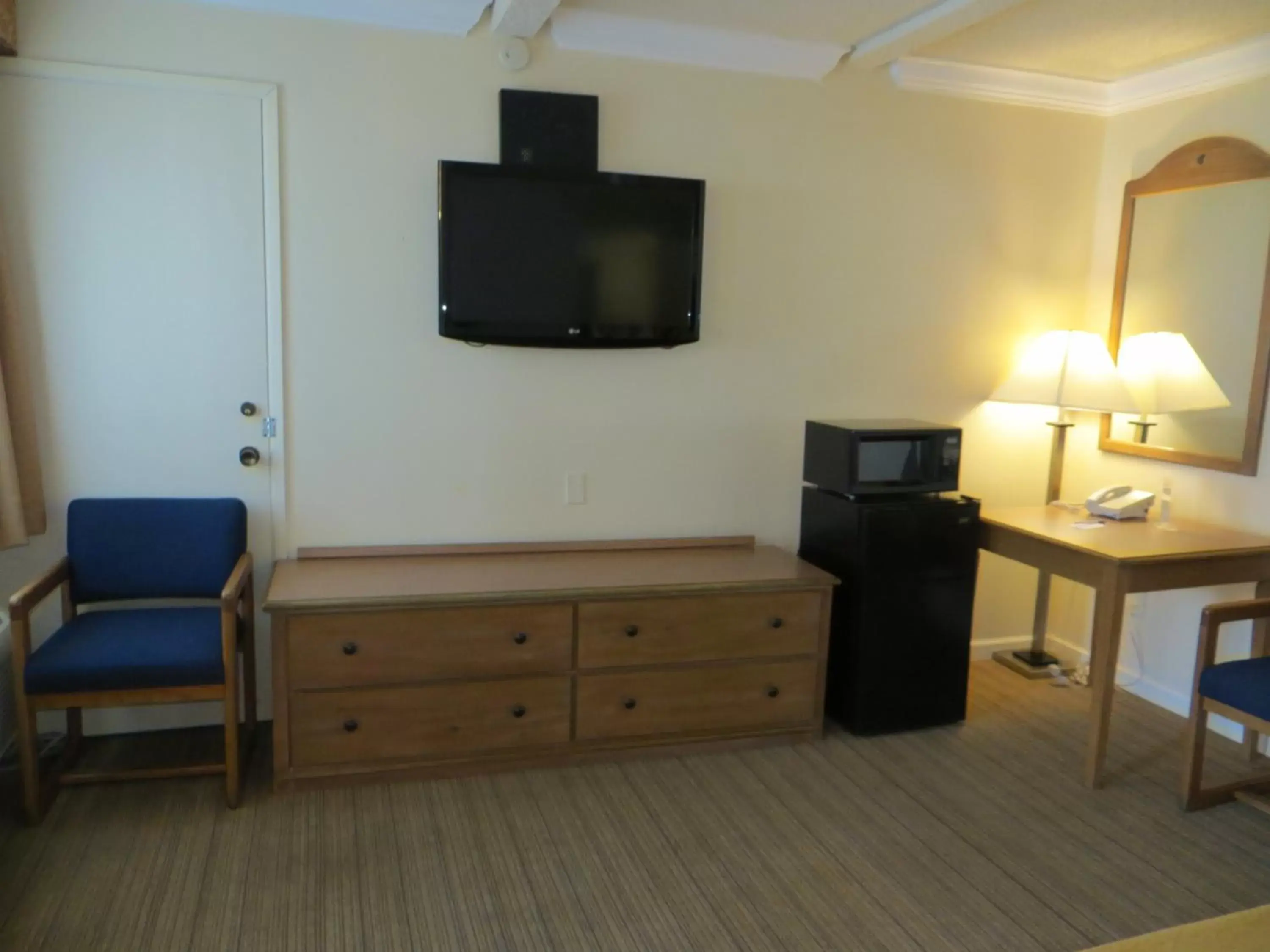 Bedroom, Seating Area in Arbor Inn Monterey