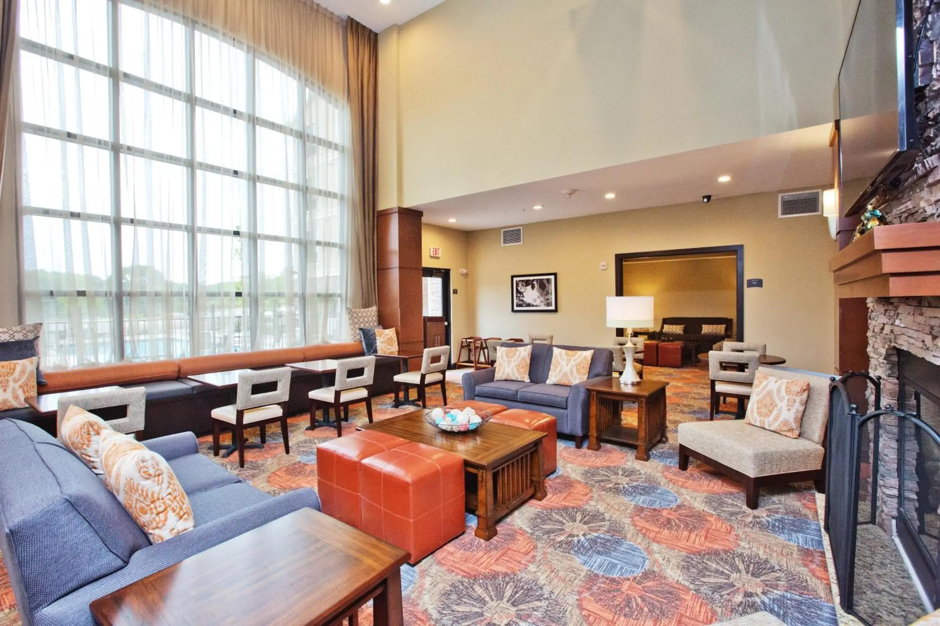 Property building, Lounge/Bar in Staybridge Suites Austin South Interstate Hwy 35, an IHG Hotel