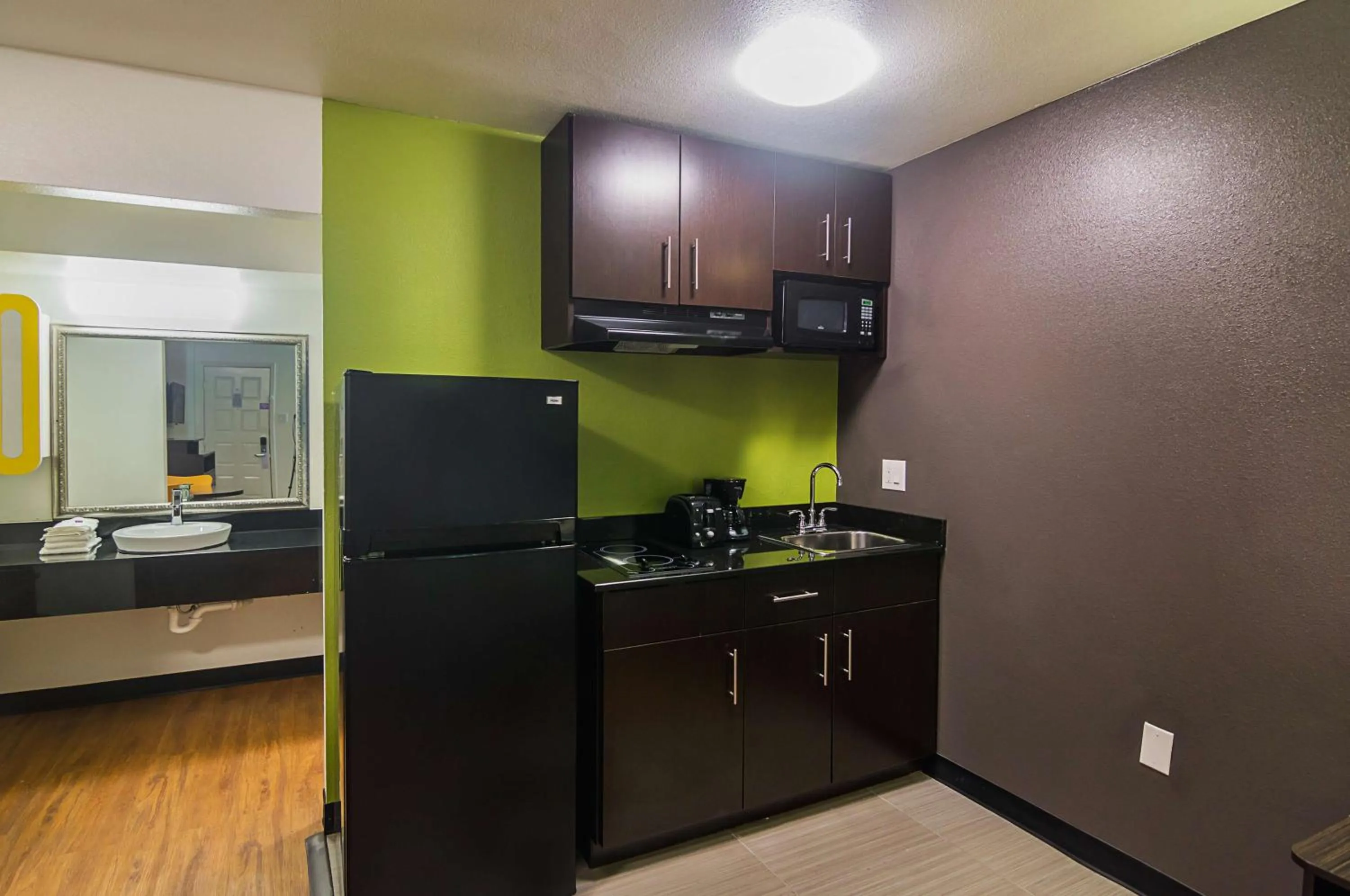 Photo of the whole room in Studio 6-Tyler, TX