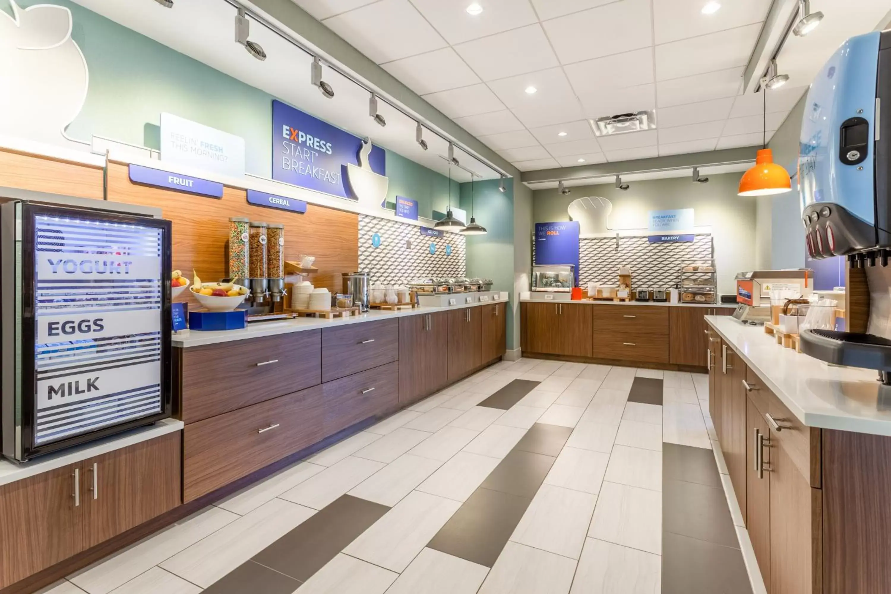 Breakfast, Kitchen/Kitchenette in Holiday Inn Express & Suites - Florence - Cincinnati Airport, an IHG Hotel