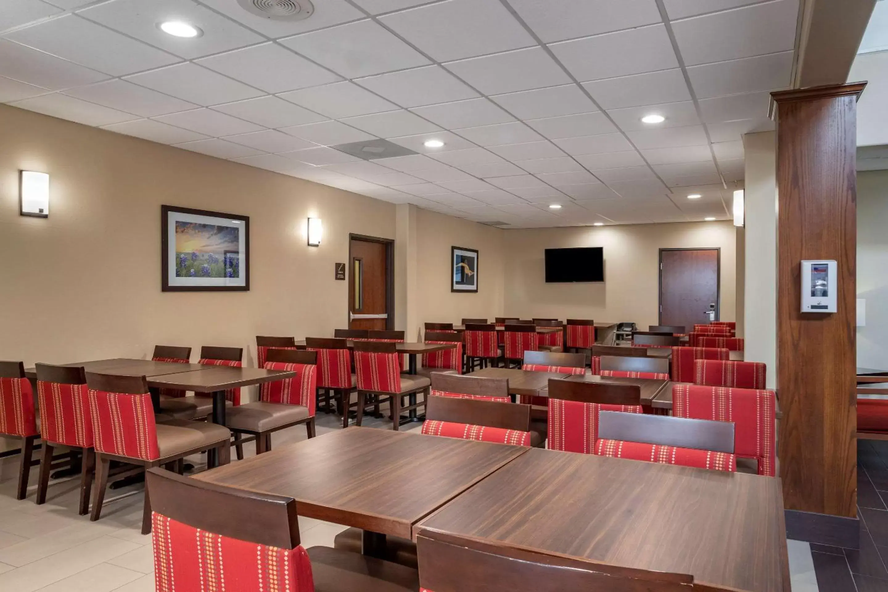 Breakfast, Restaurant/Places to Eat in Comfort Suites near Texas Medical Center - NRG Stadium