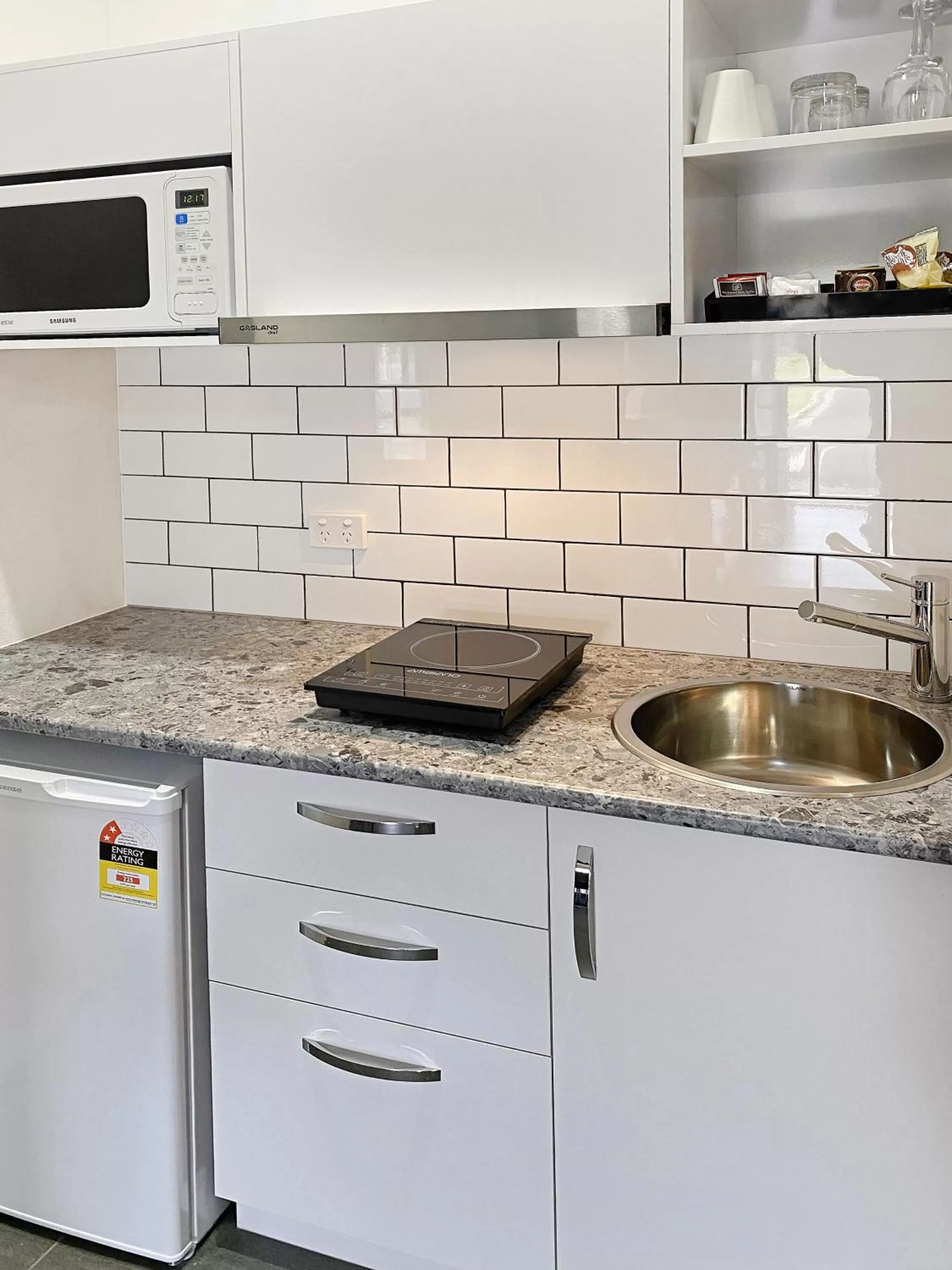 Kitchen or kitchenette in Leeton Heritage Motor Inn