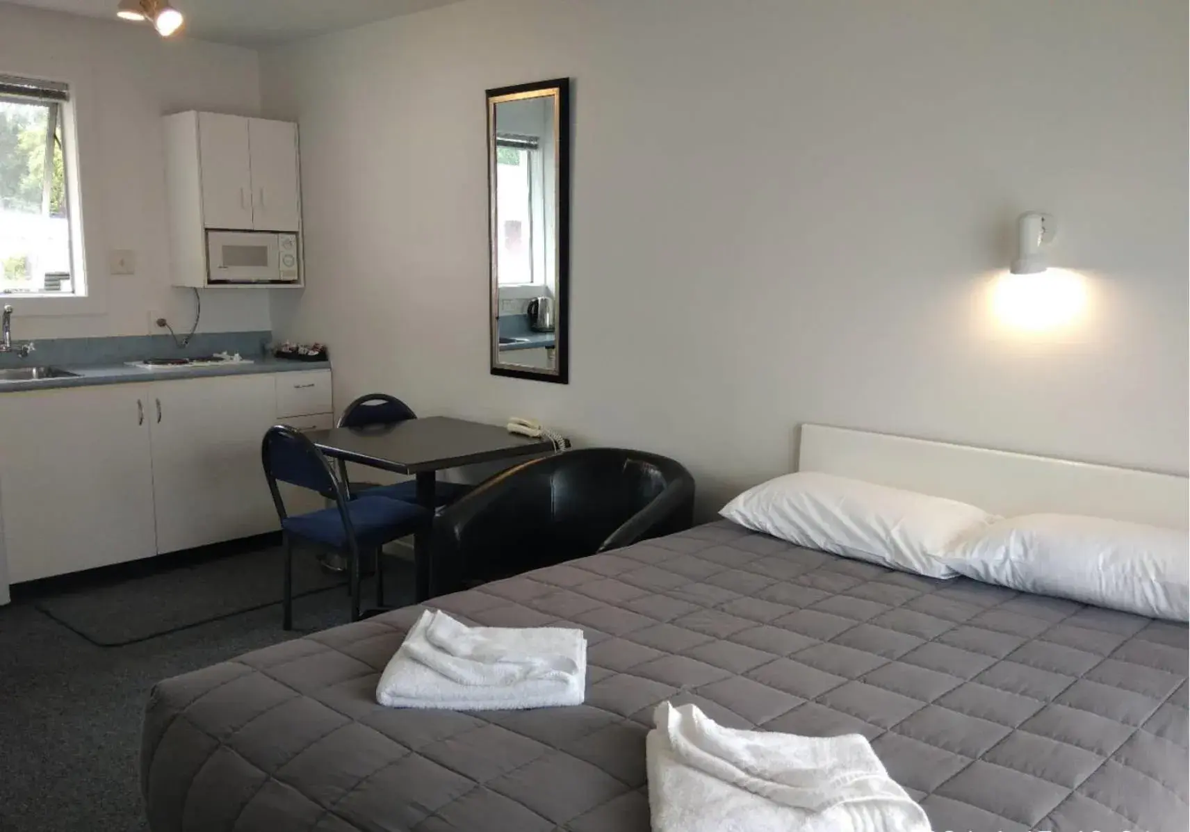 Bed in Queens Park Motels