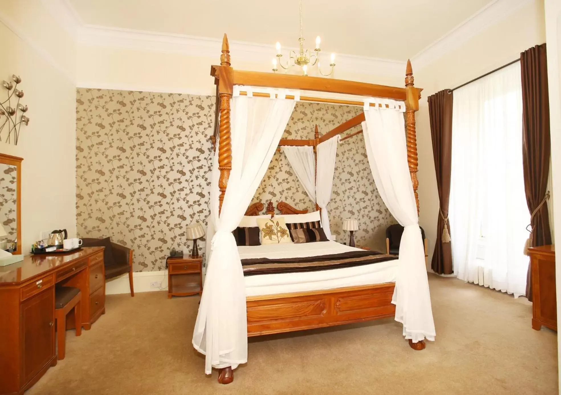 Bed in Best Western Woodlands Hotel