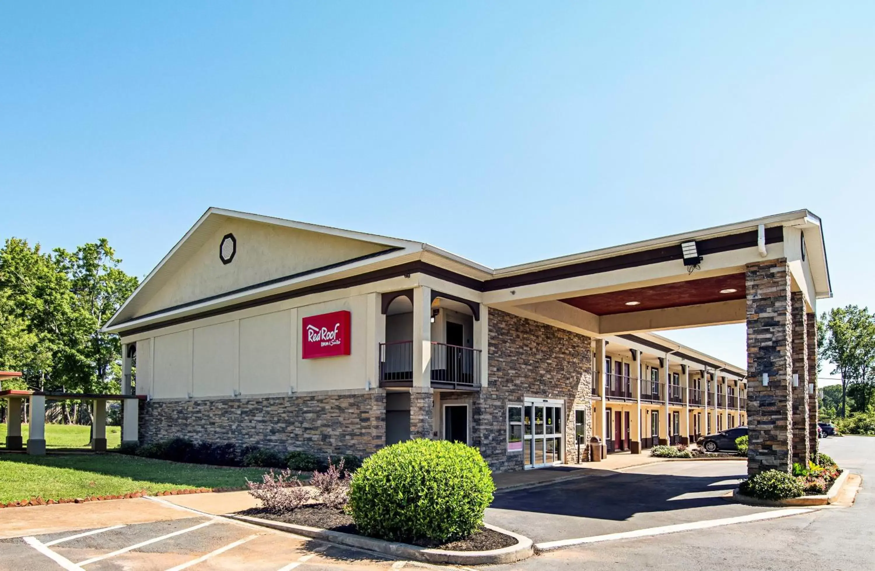 Property building, Facade/Entrance in Red Roof Inn & Suites Greenwood, SC