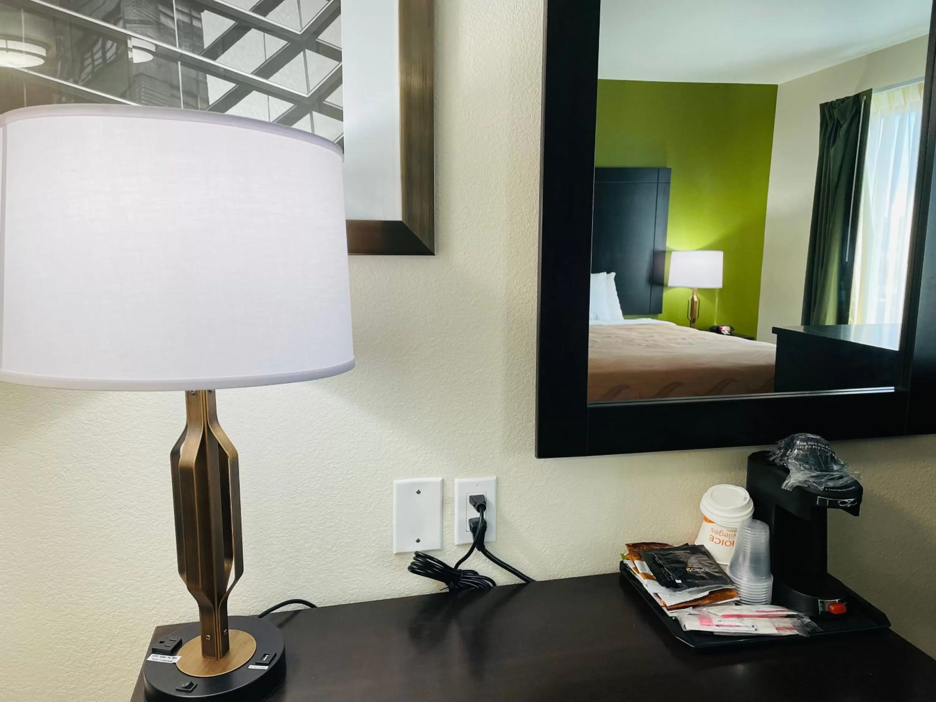 Living room, Bed in Quality Inn & Suites Lake Charles South