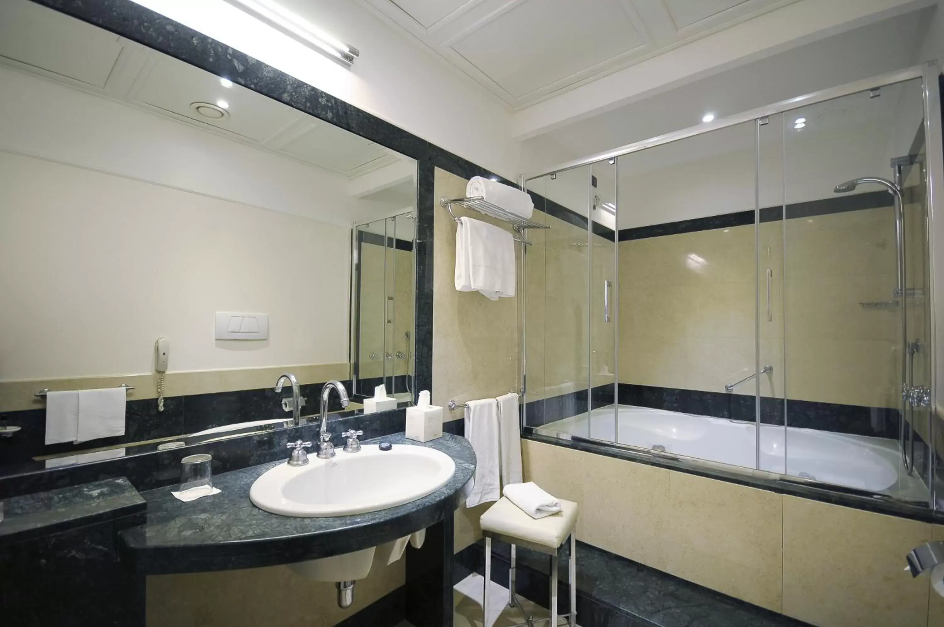 Bathroom in Grand Hotel Santa Lucia