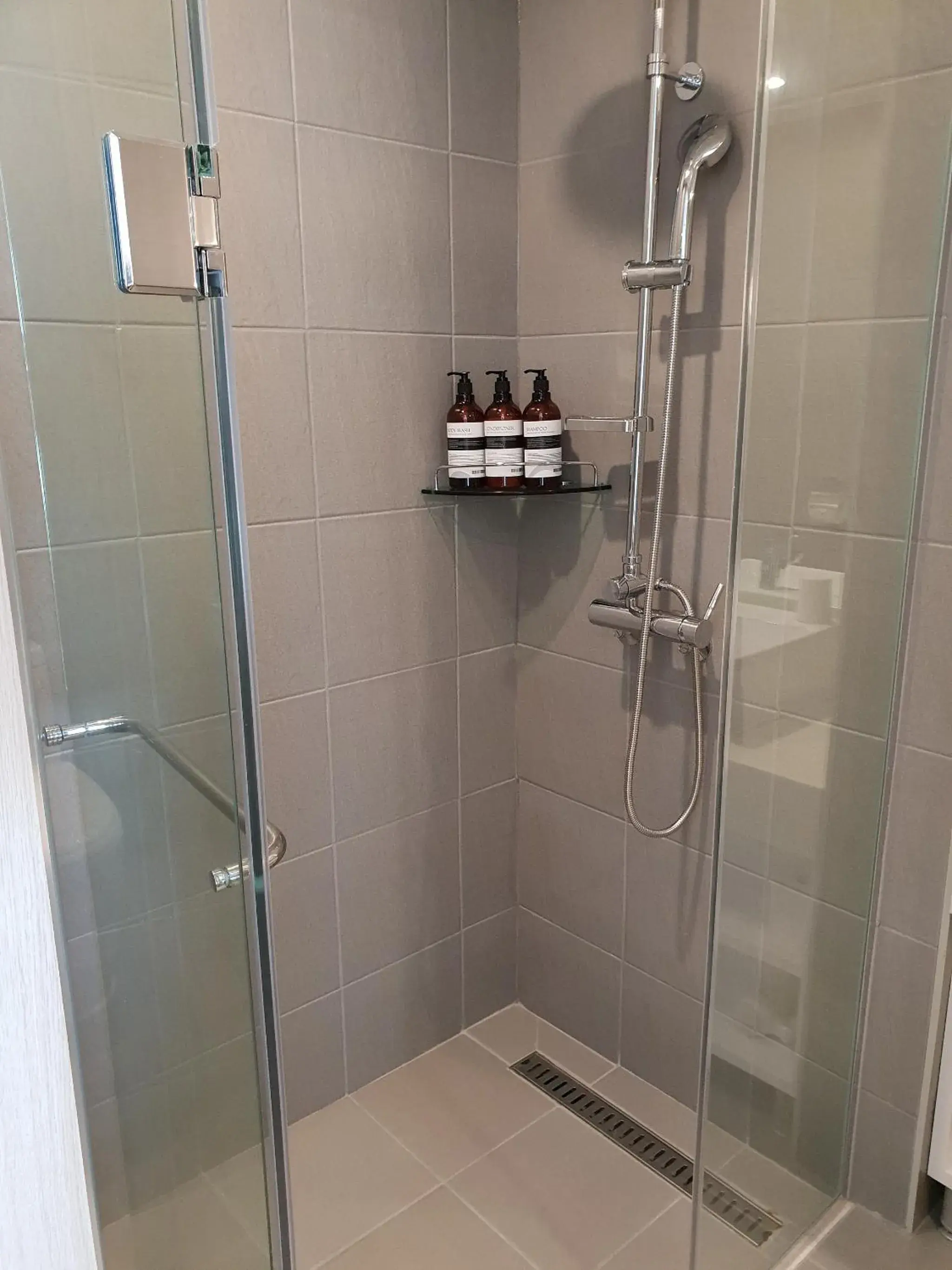 Shower, Bathroom in Hotel Win Story