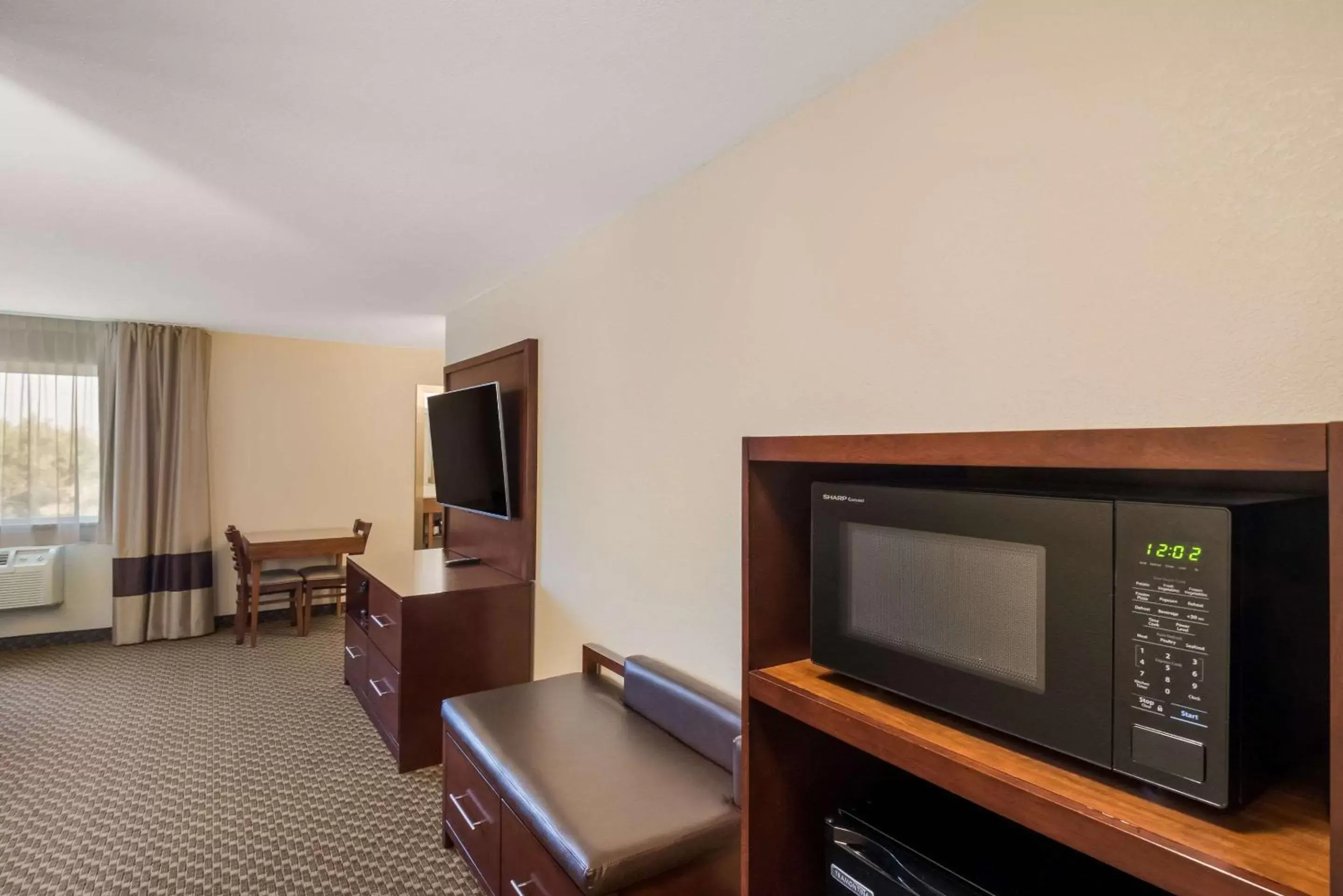 Bedroom, TV/Entertainment Center in Comfort Inn Fort Morgan