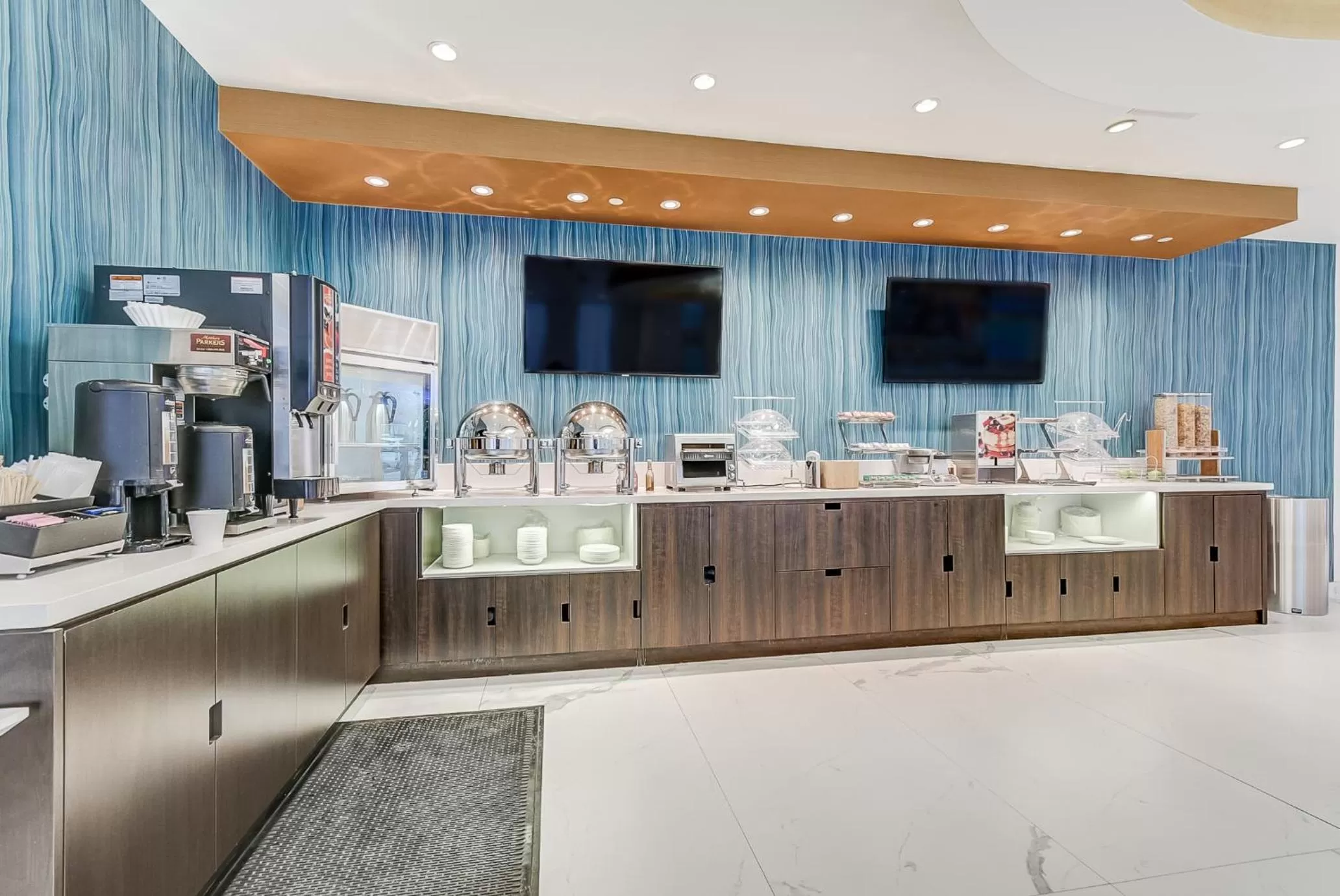 Coffee/tea facilities in EST Hotel