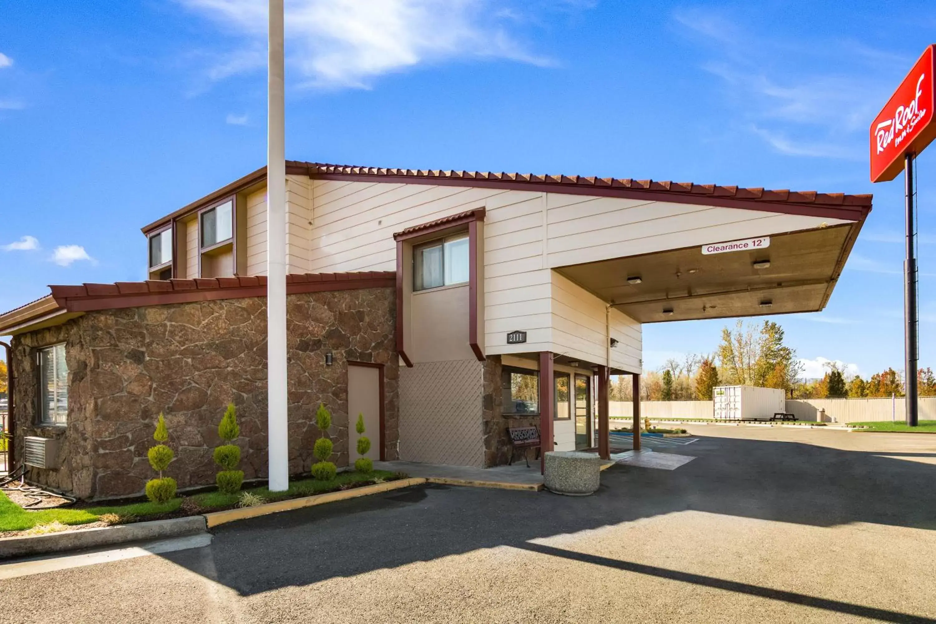 Property Building in Red Roof Inn & Suites Medford - Airport