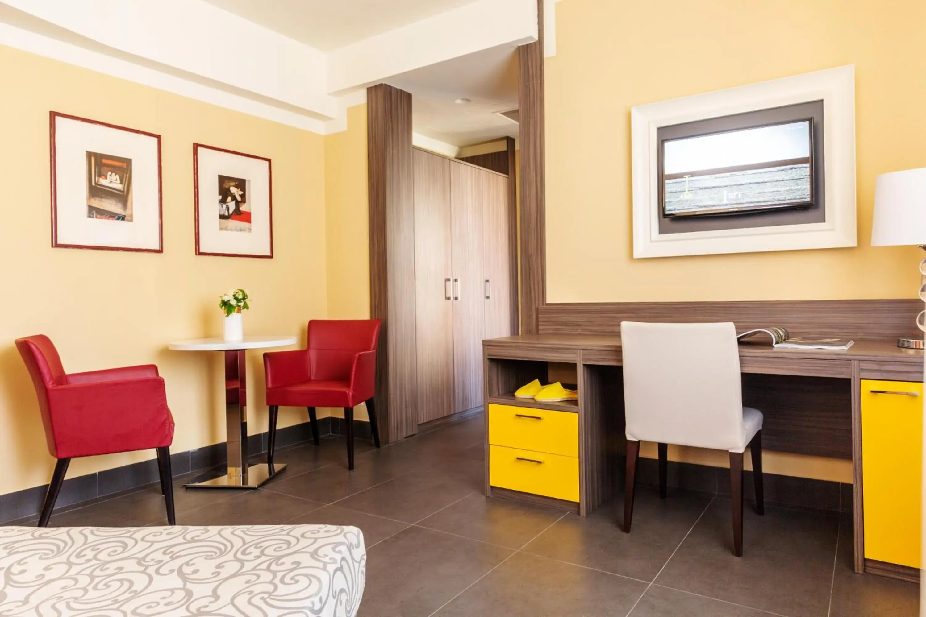 Photo of the whole room, Dining Area in Park Hotel Residence