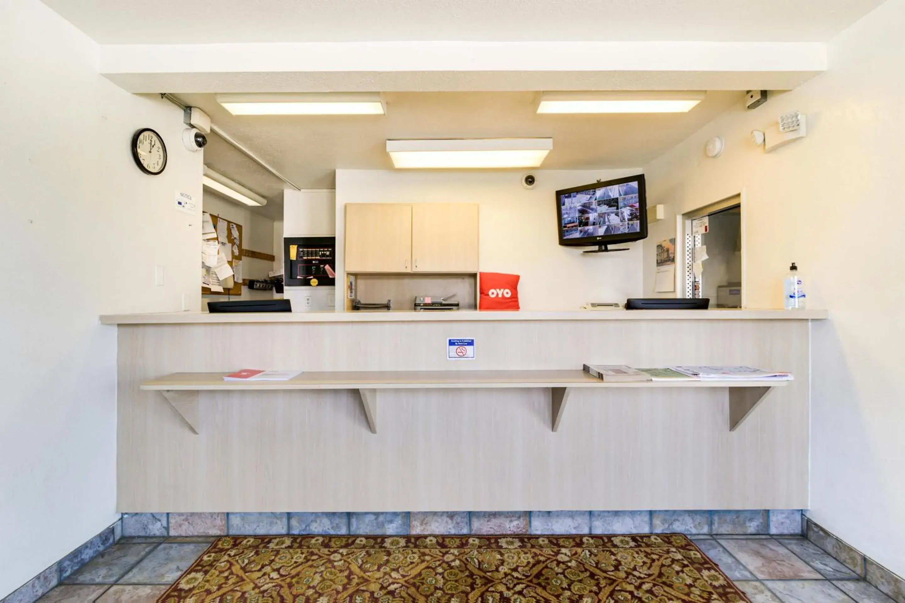 Lobby or reception, Kitchen/Kitchenette in OYO Hotel South Bend - Campus