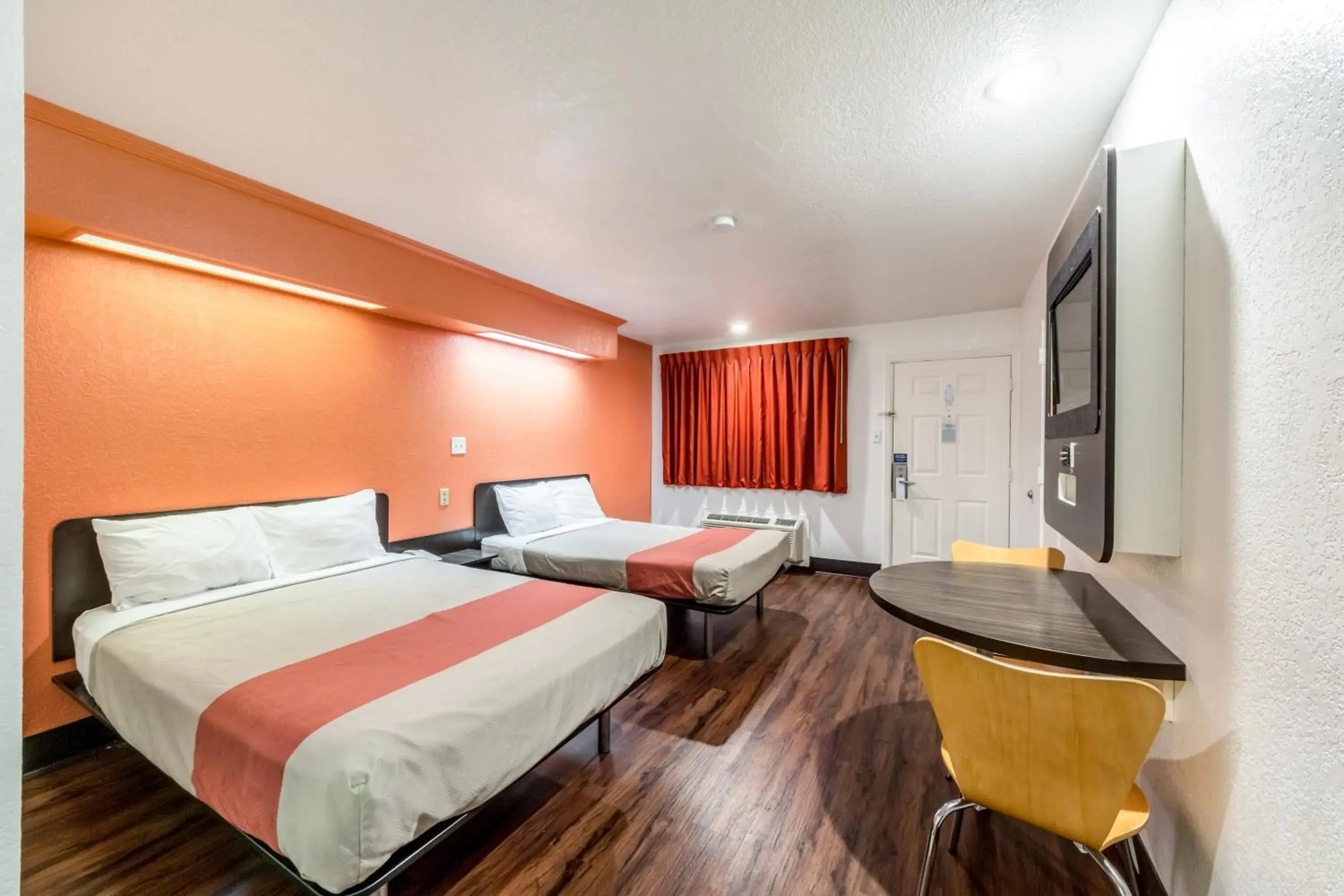 Bedroom, Bed in Motel 6 San Antonio, TX - Frost Bank Center Bedroom, Bed in Motel 6 San Antonio, TX - Frost Bank Center