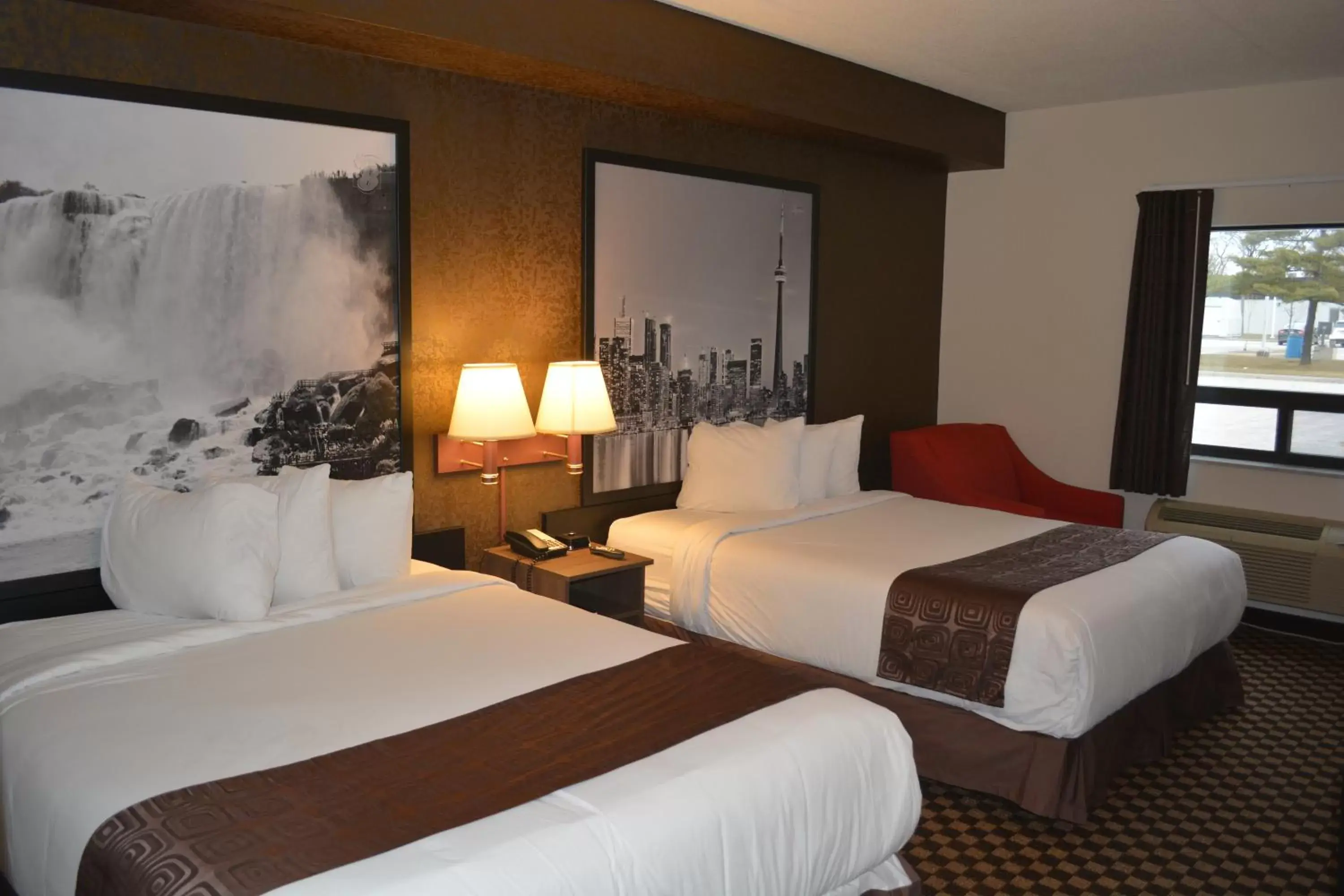 Photo of the whole room, Bed in Super 8 by Wyndham Ambassador Bridge Windsor ON