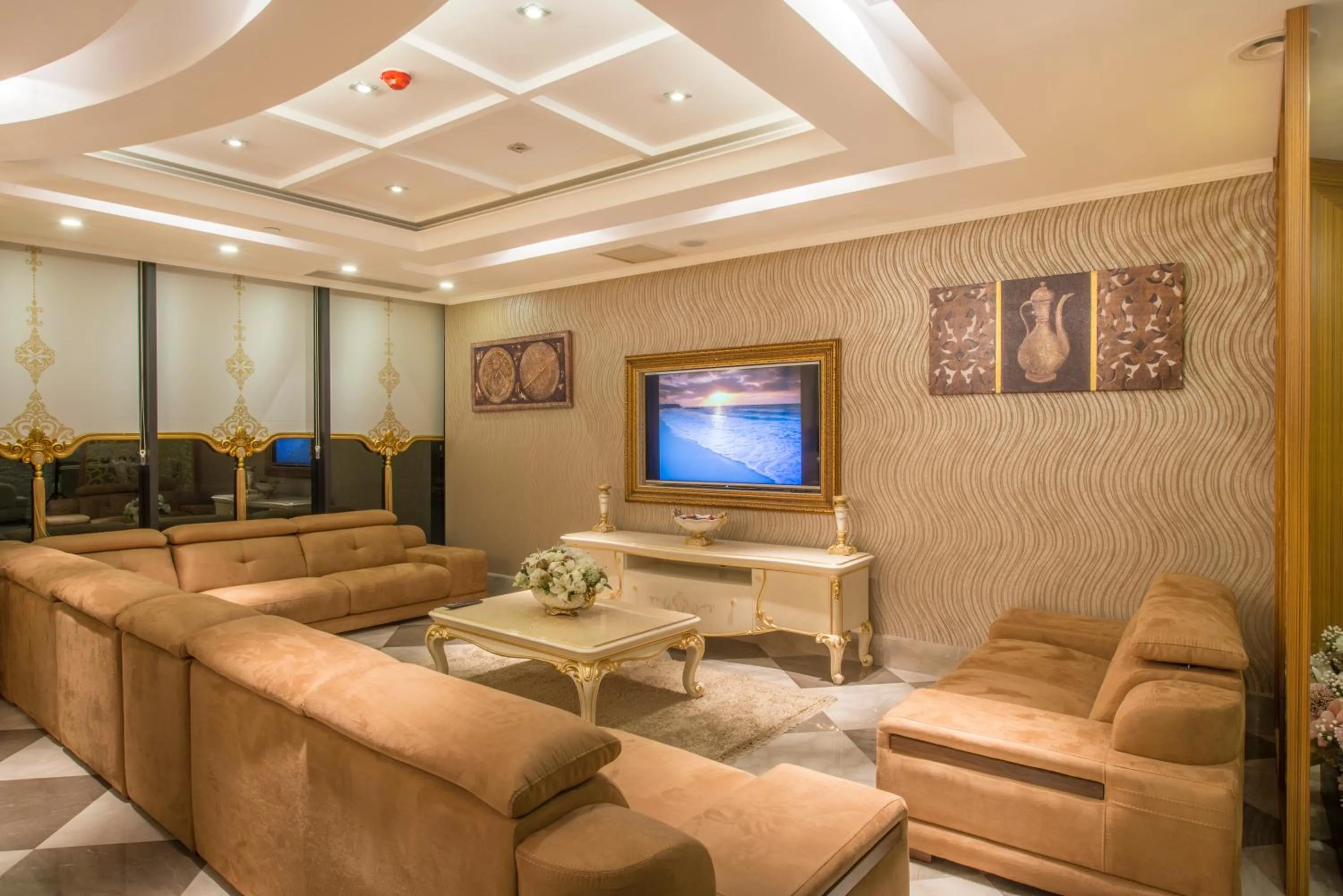 TV and multimedia in MidMar Deluxe Hotel