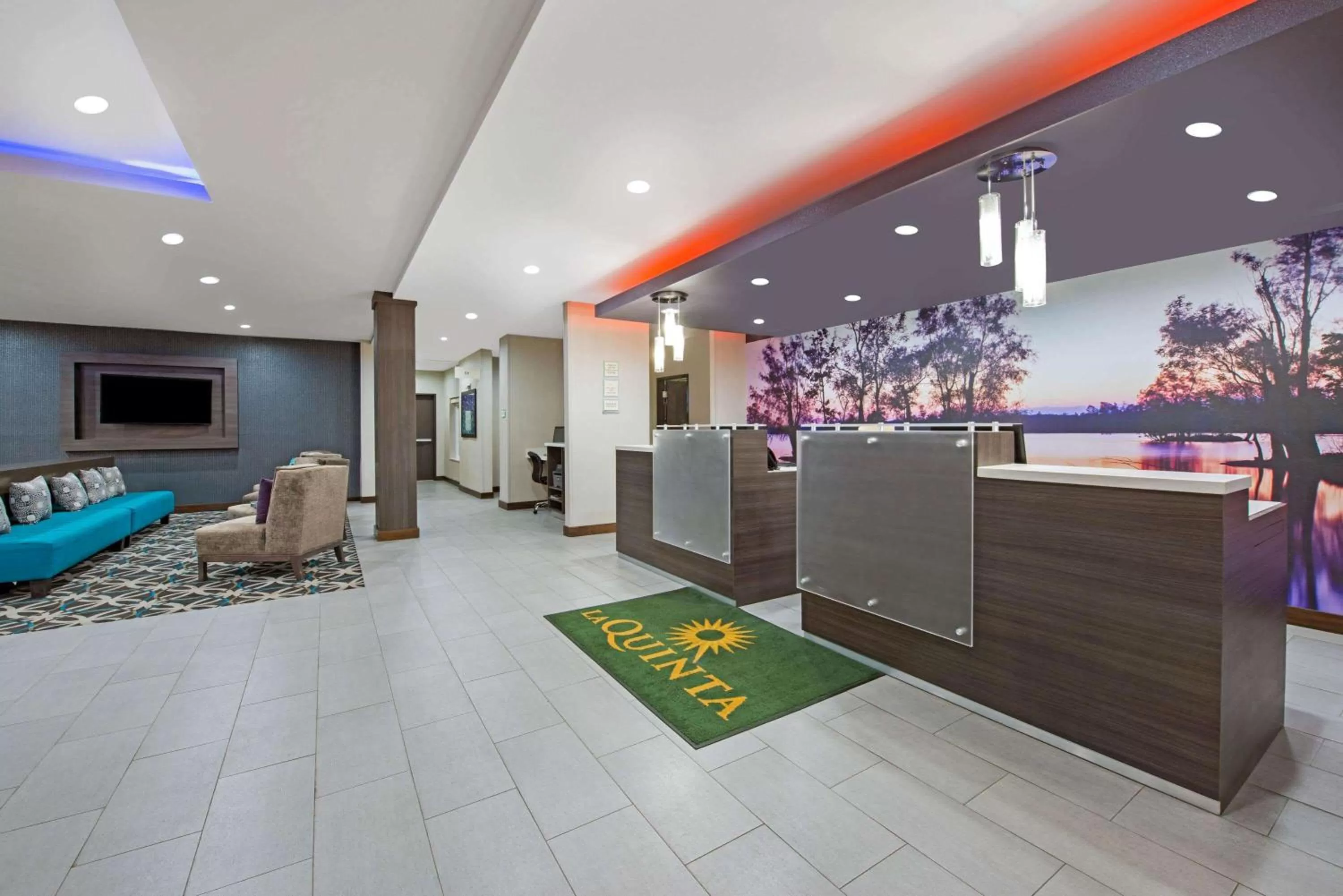 Lobby or reception in La Quinta by Wyndham Lake Charles - Westlake