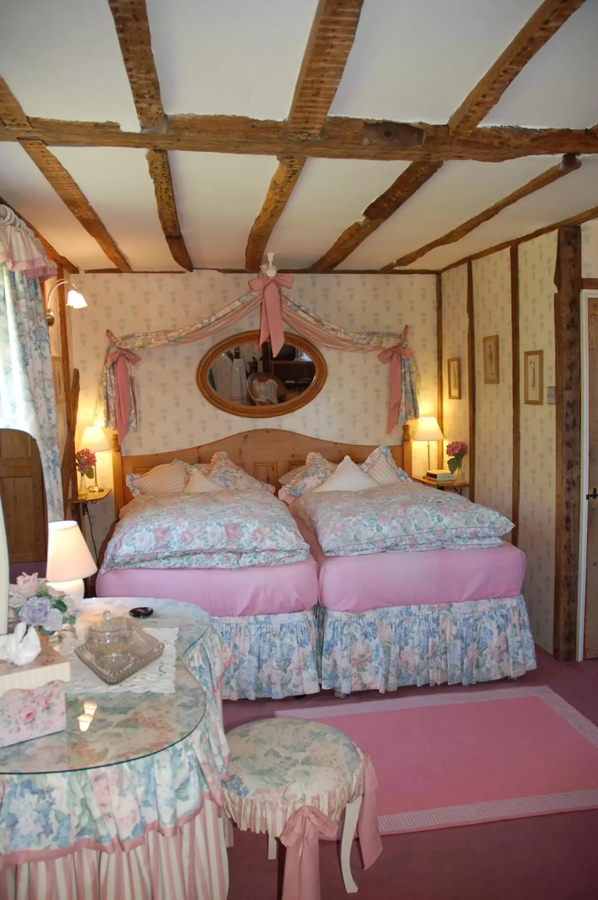 Photo of the whole room, Bed in Clayton Wickham Farmhouse