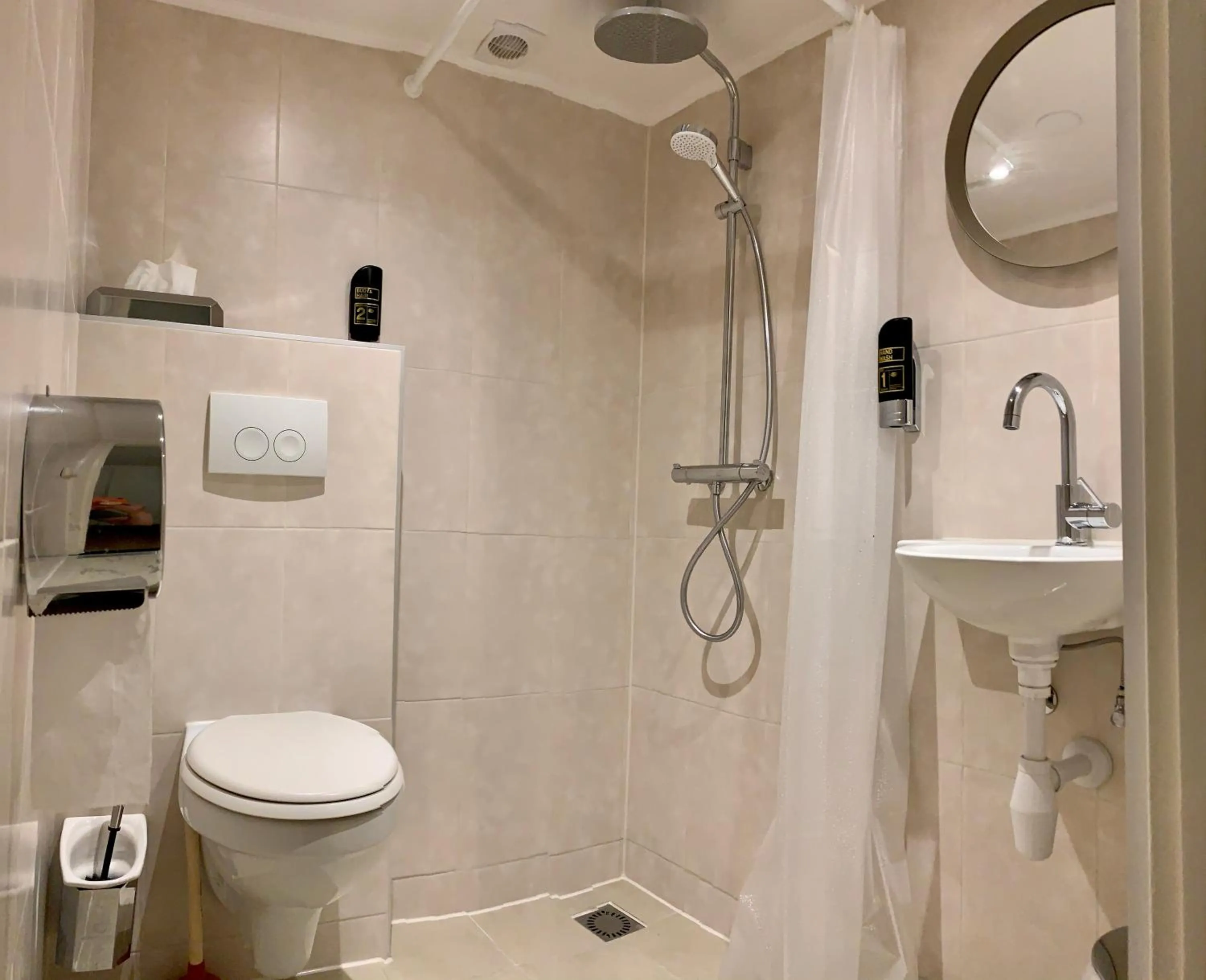 Bathroom in Hotel Damrak Inn