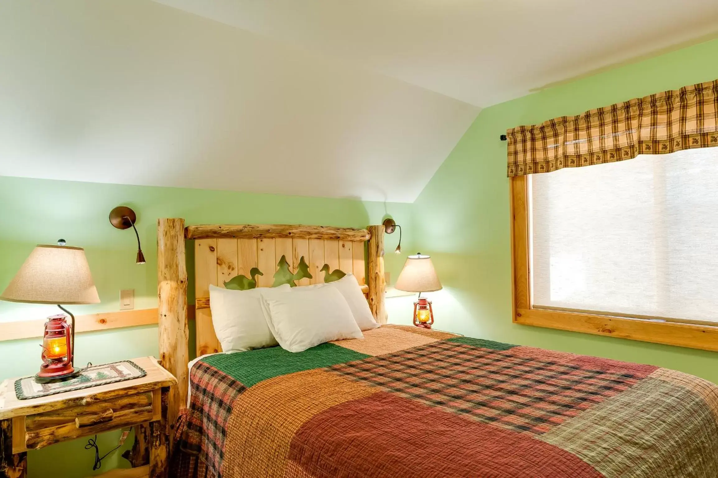 Bedroom, Bed in Cobble Mountain Lodge