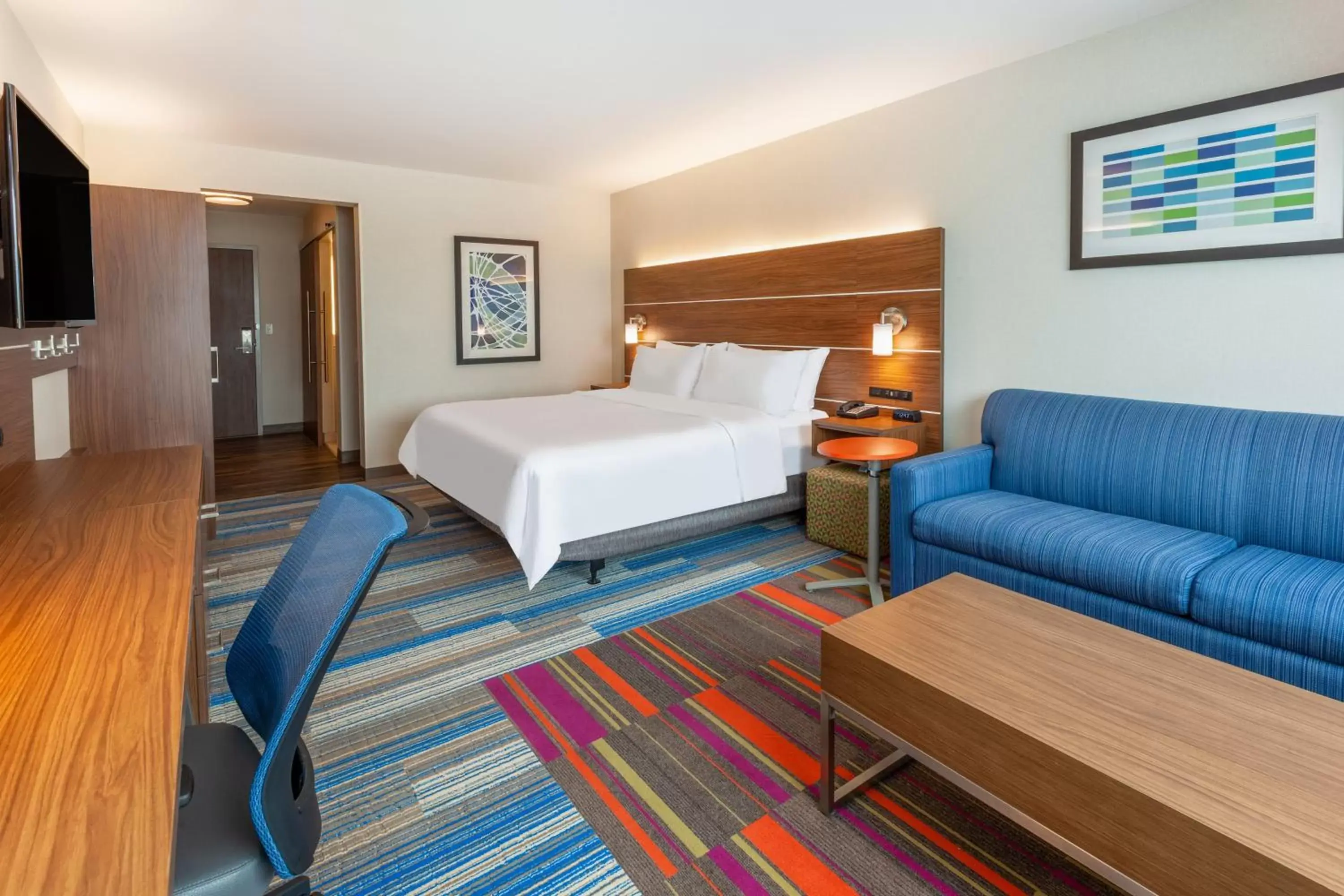 Bedroom in Holiday Inn Express & Suites Brunswick-Harpers Ferry Area, an IHG Hotel