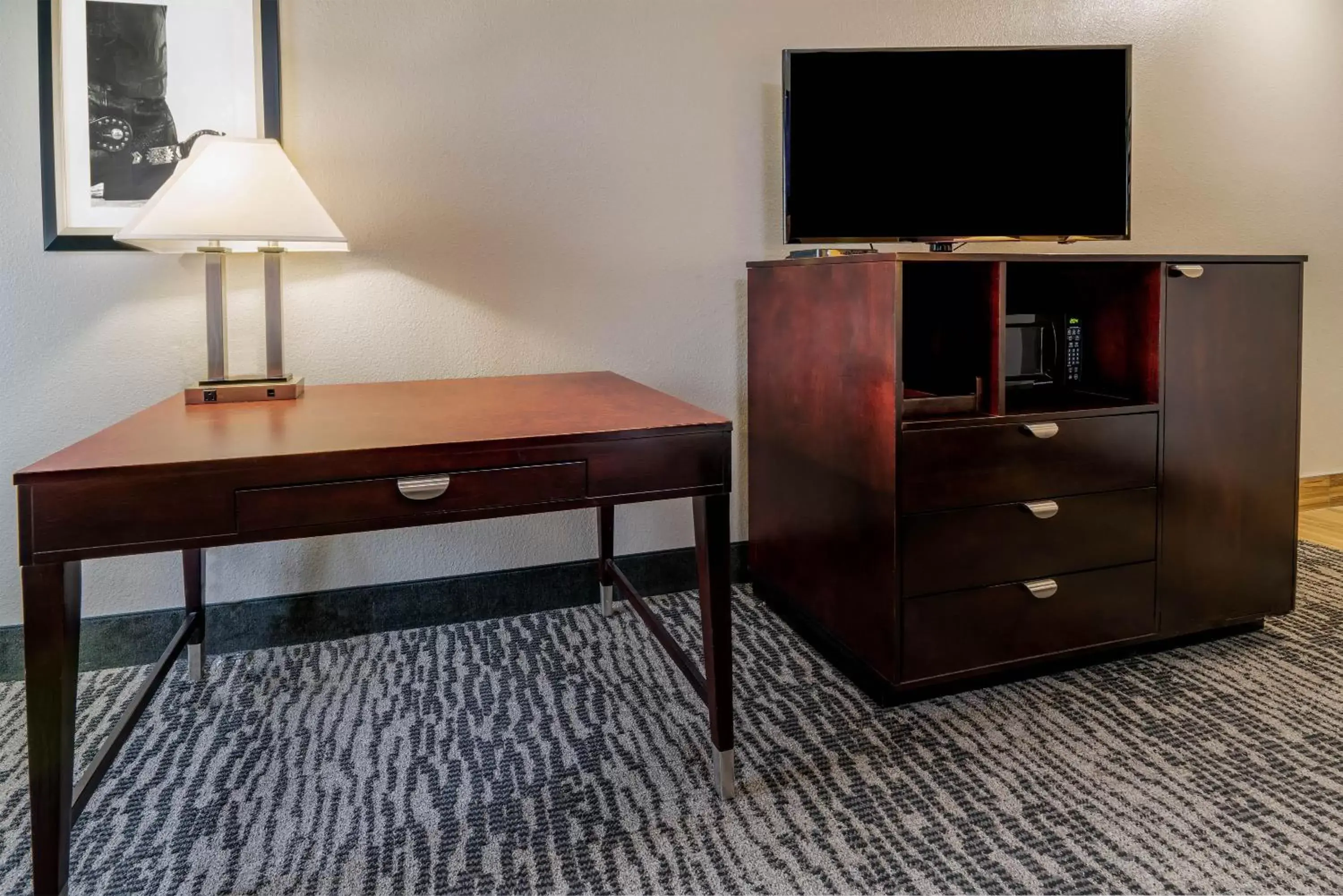 TV and multimedia, TV/Entertainment Center in La Quinta by Wyndham DFW Airport West - Bedford