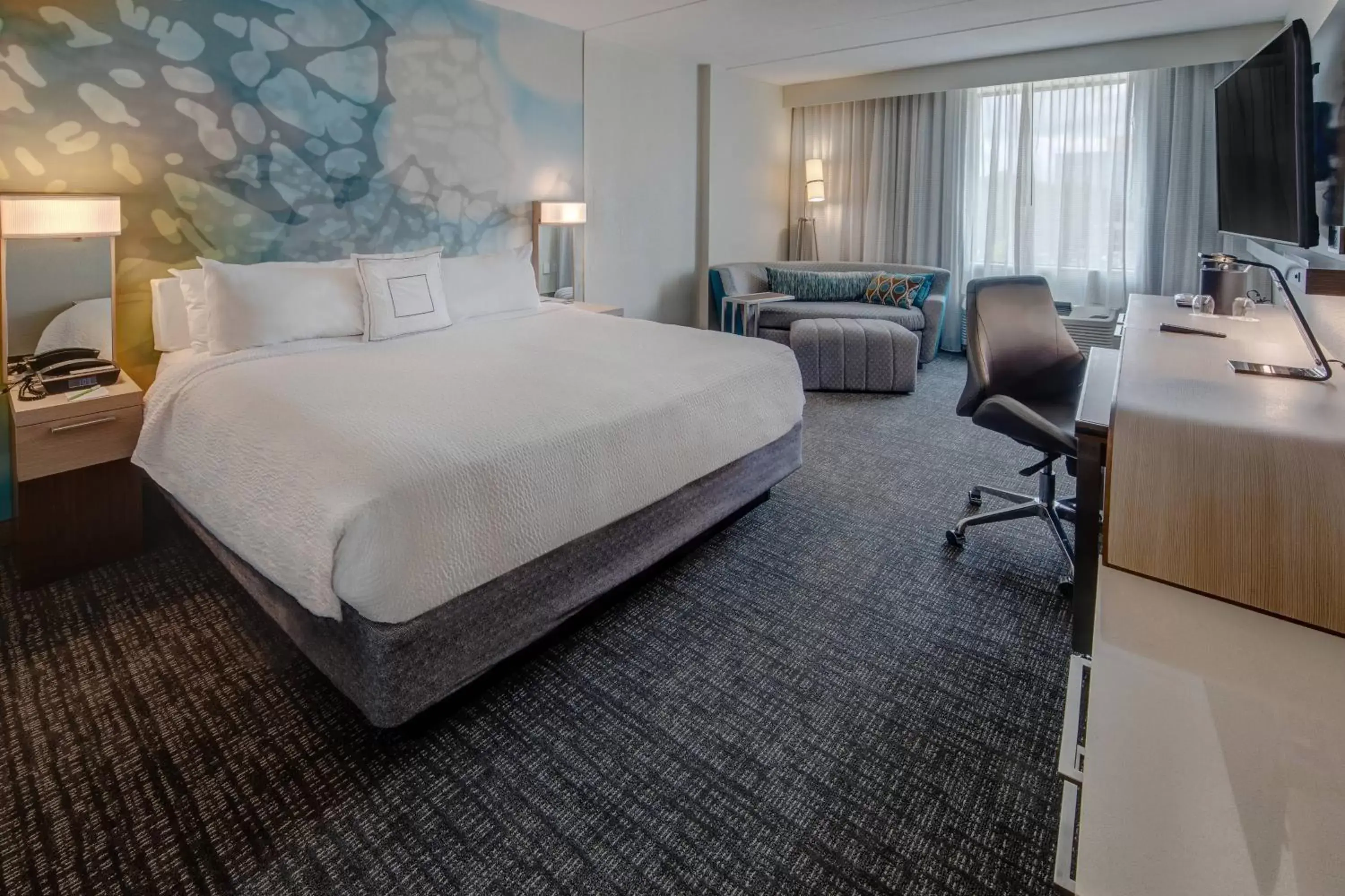 Photo of the whole room, Bed in Courtyard by Marriott Dulles Airport Herndon