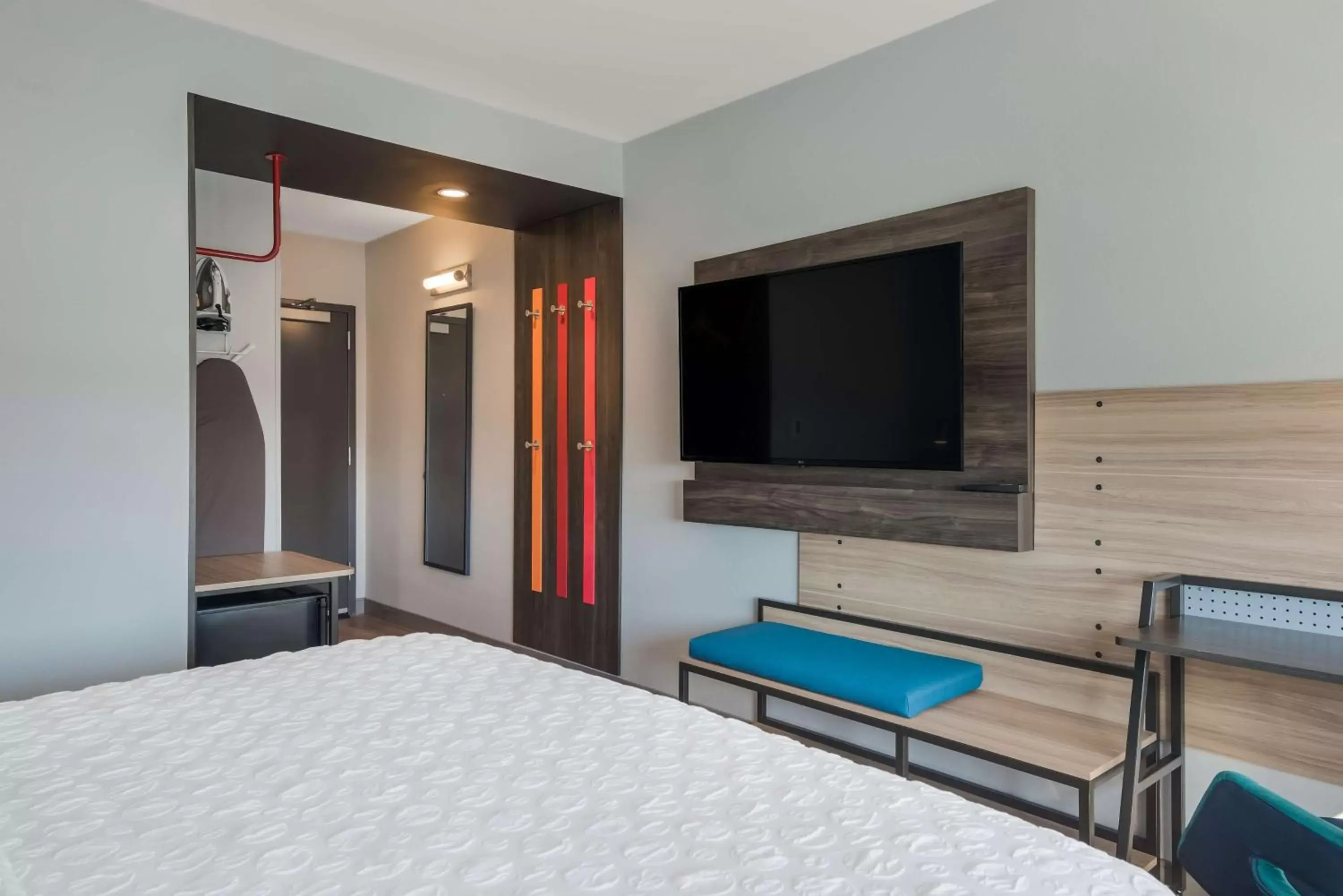 Bedroom, TV/Entertainment Center in Tru By Hilton Greensboro, Nc