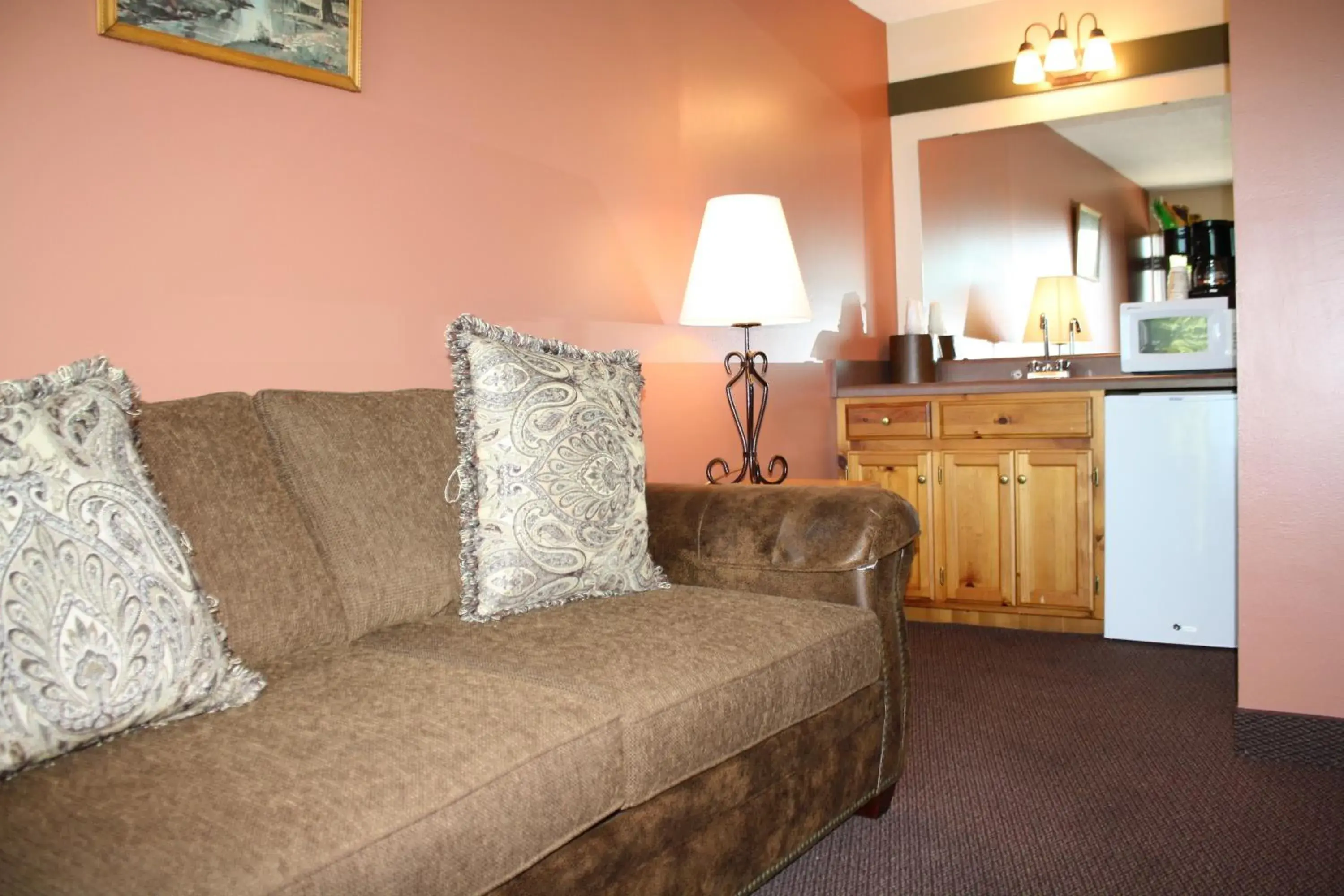 Kitchen or kitchenette, Seating Area in Outback Roadhouse Motel & Suites Branson