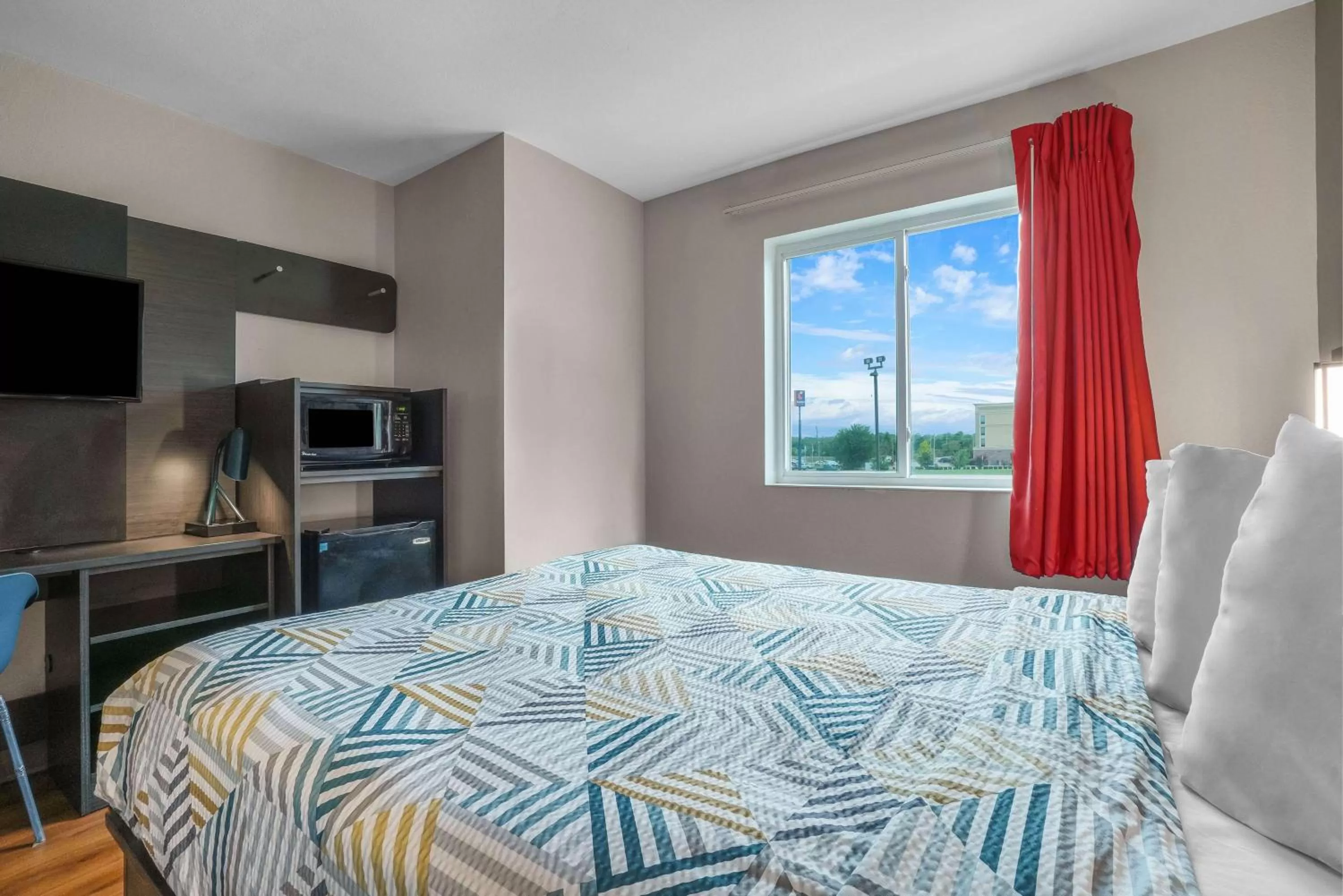 Photo of the whole room, Bed in Motel 6-Montgomery, AL - Airport