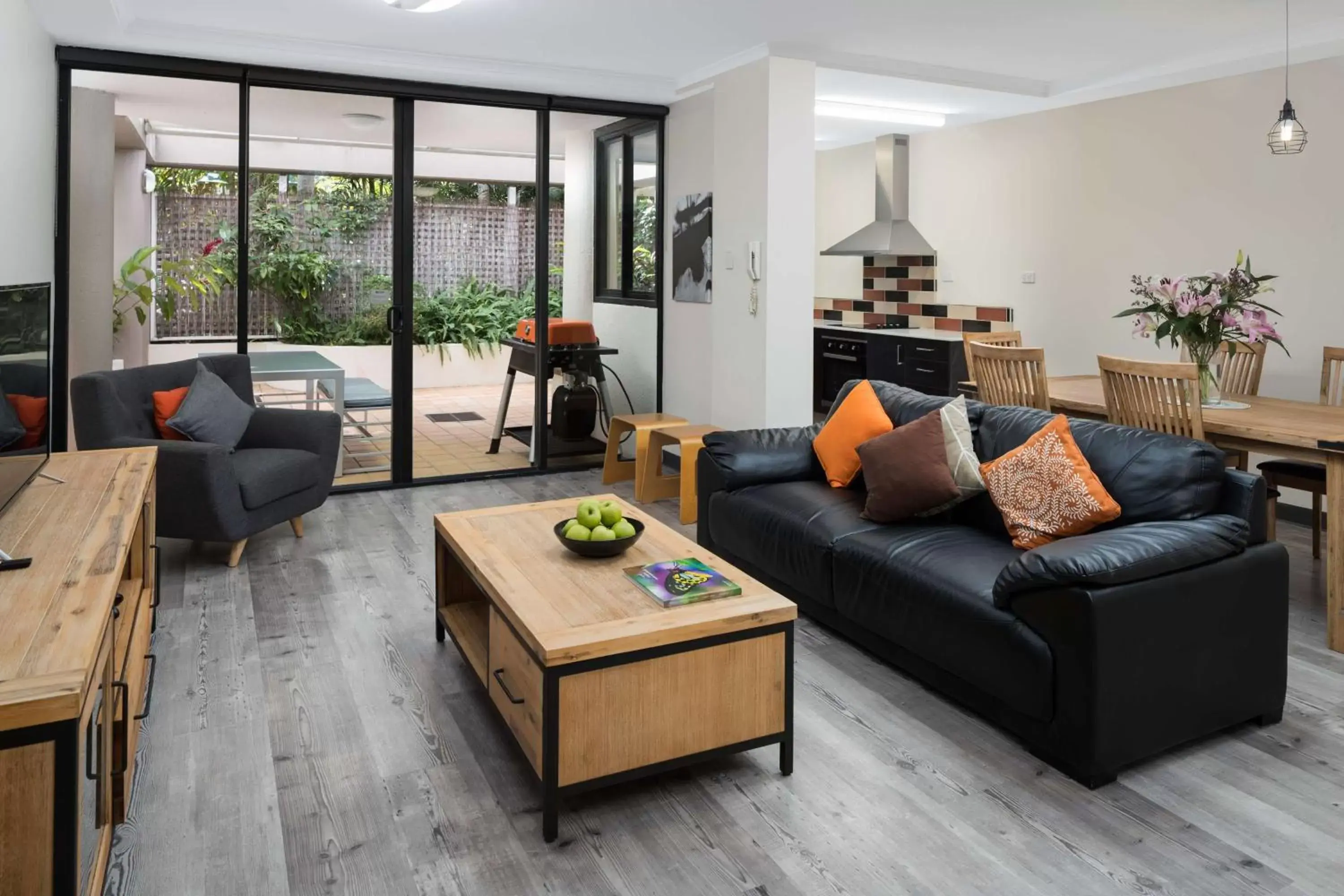 Bedroom, Seating Area in Rydges Esplanade Resort Cairns