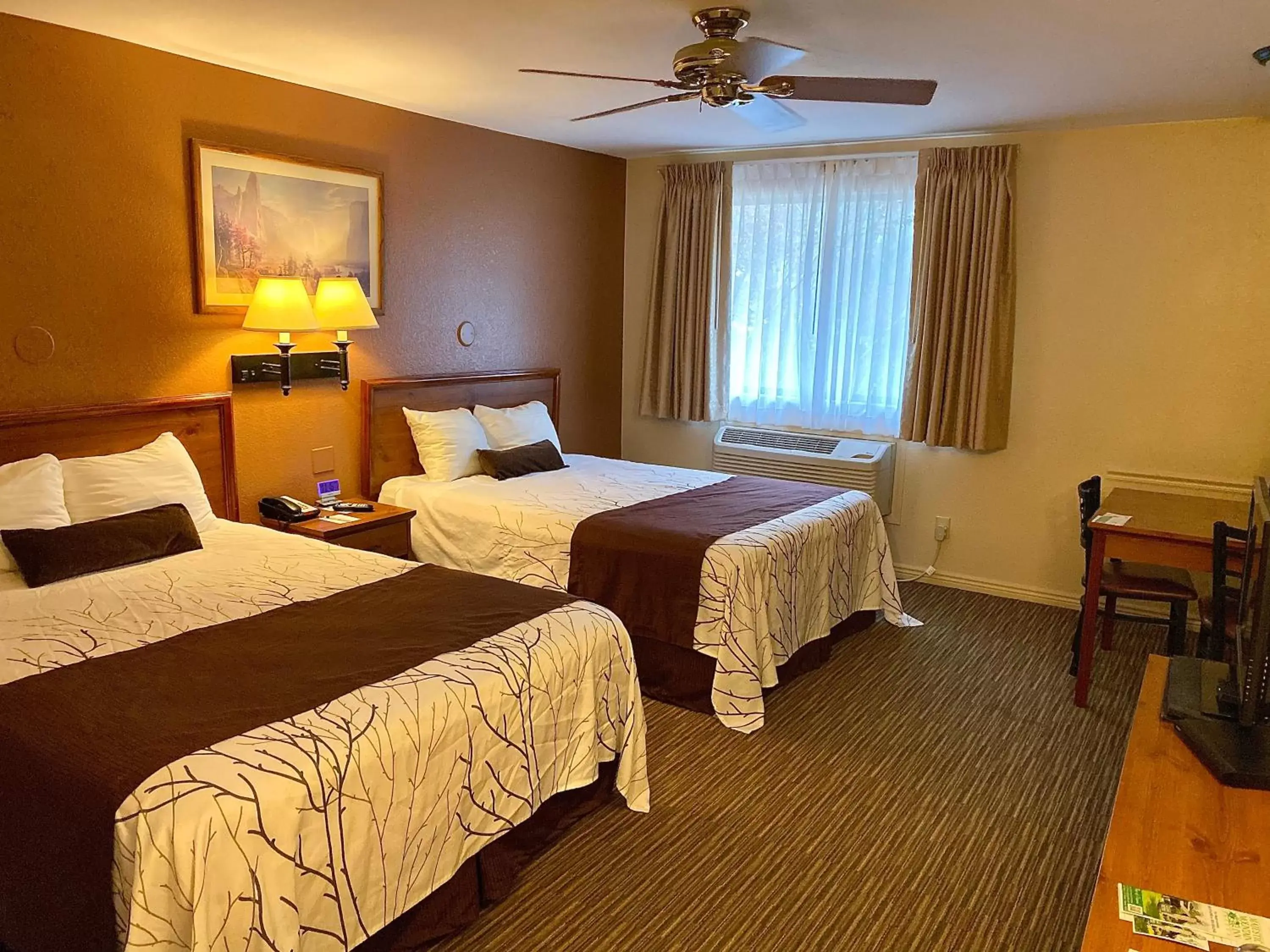 Photo of the whole room, Bed in Majestic Mountain Inn