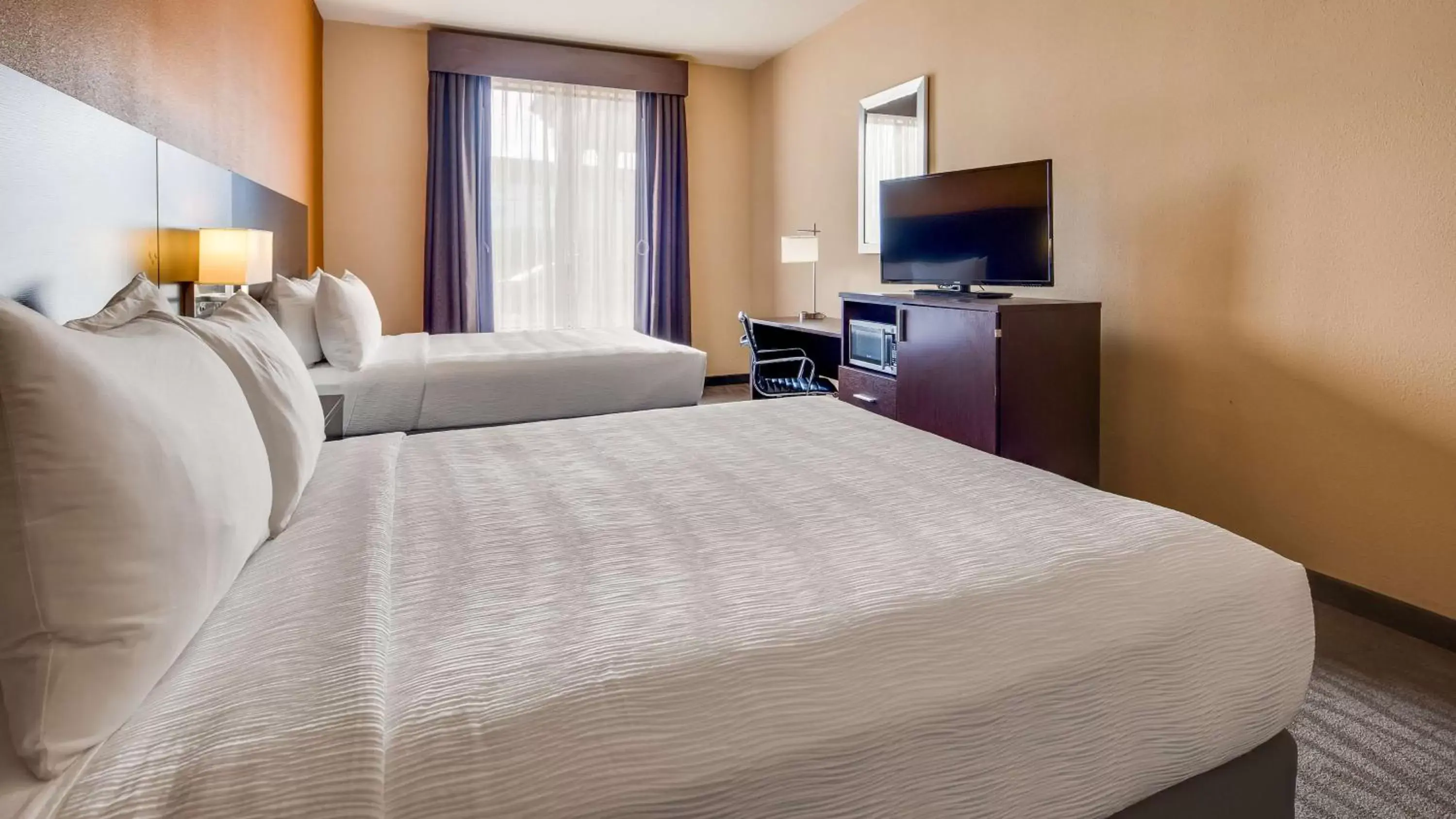 Photo of the whole room, Bed in Best Western St. Louis Airport North Hotel & Suites
