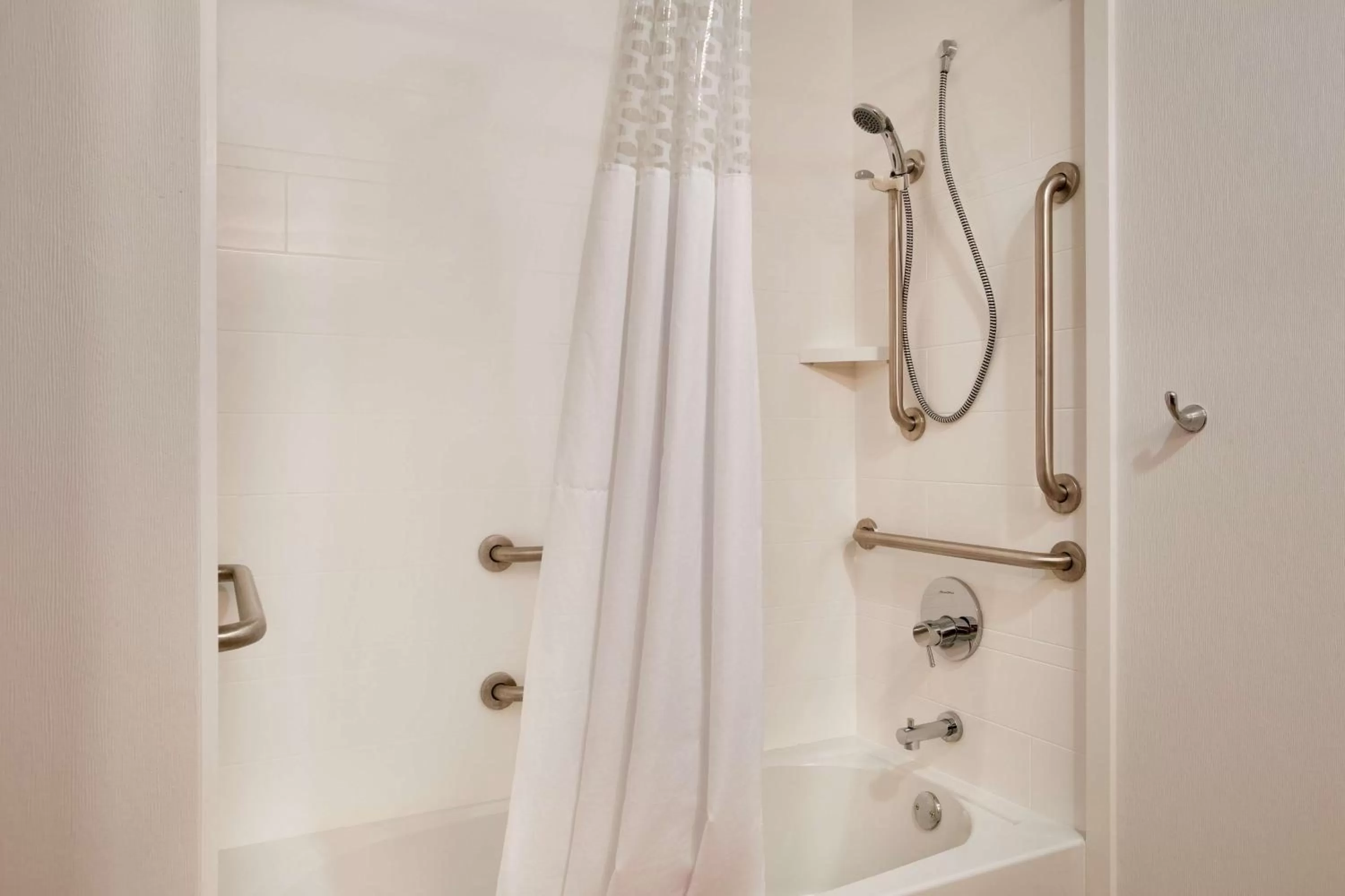 Bathroom in Hampton Inn & Suites Cleveland-Independence