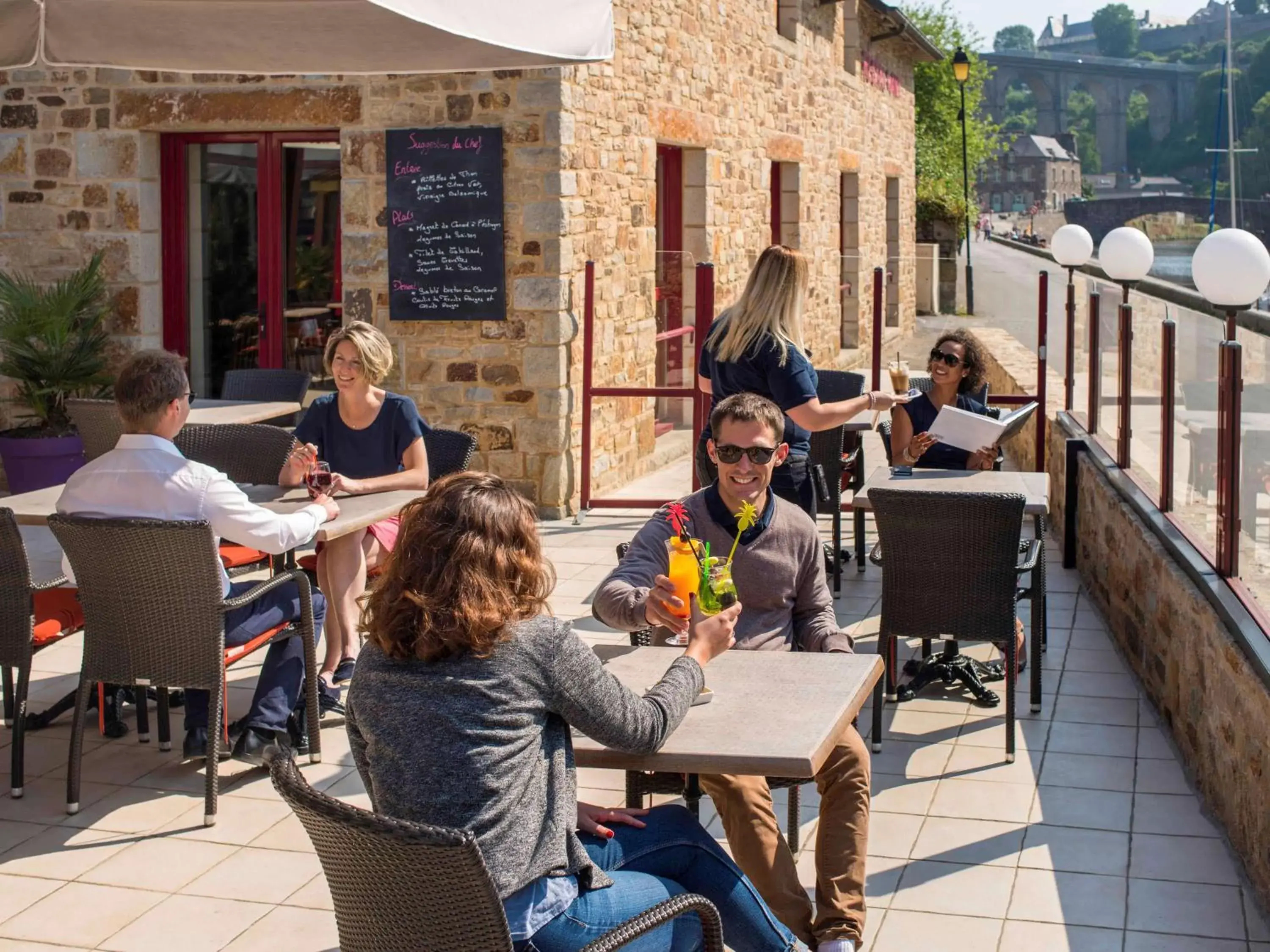 Restaurant/places to eat in Mercure Dinan Port Le Jerzual