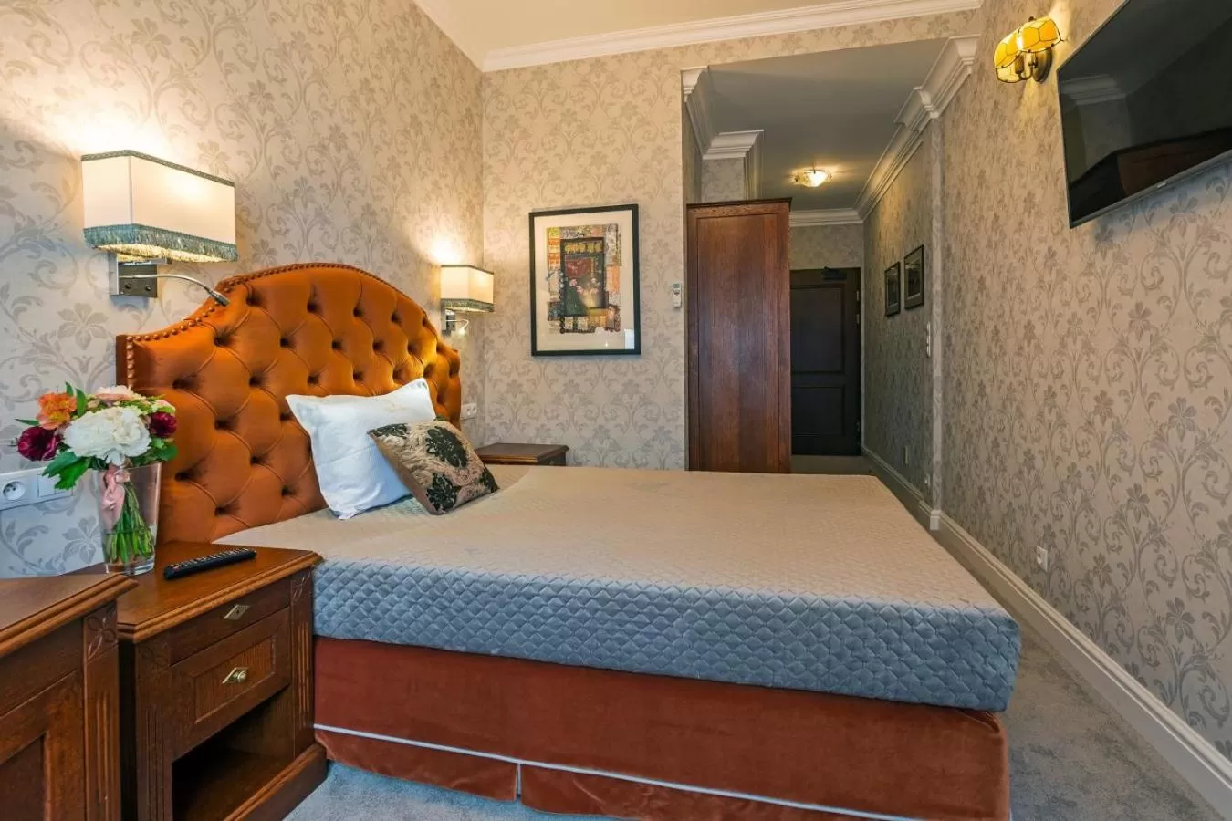 Photo of the whole room, Bed in SleepWalker Boutique Suites