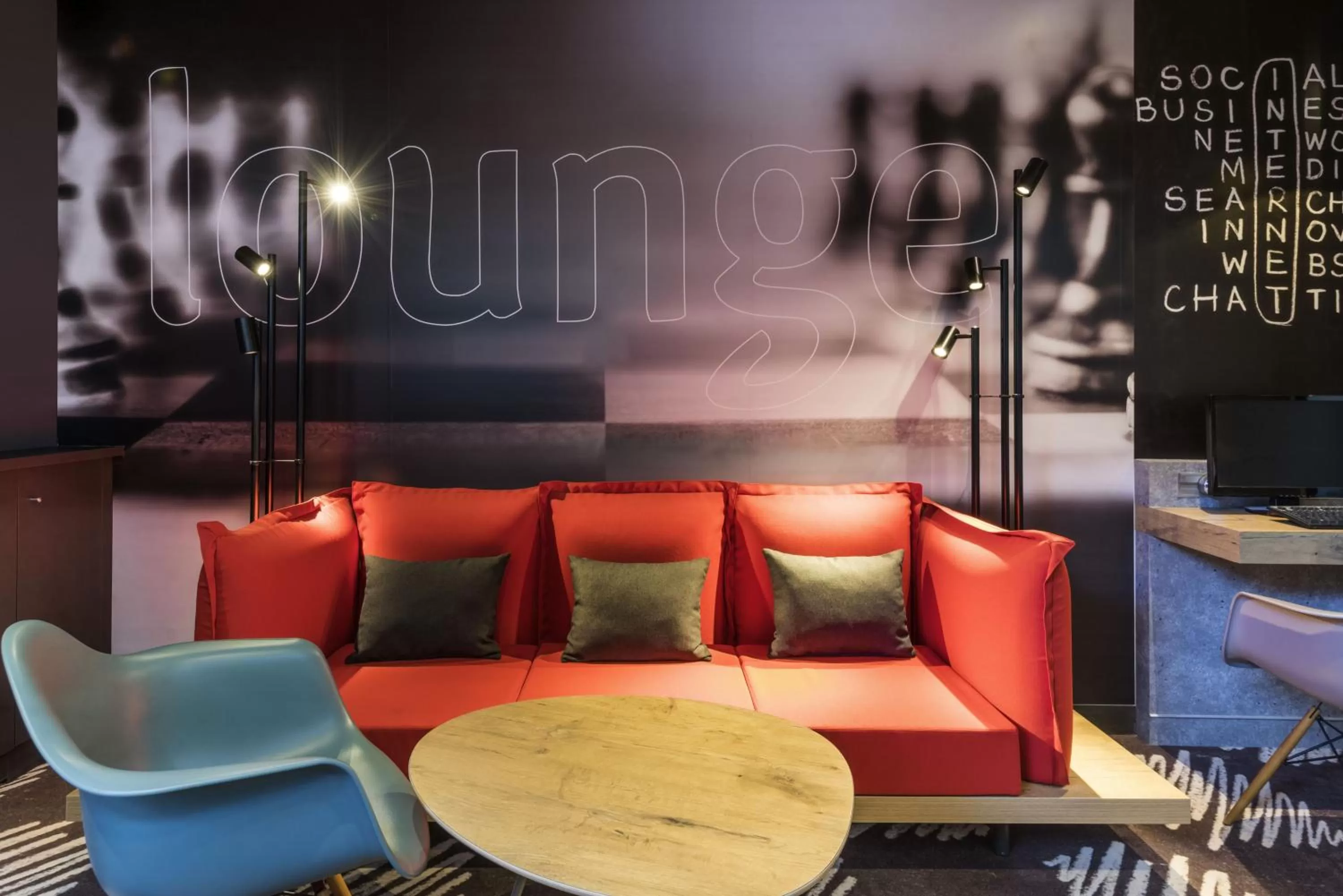 Communal lounge/ TV room in ibis Clichy Centre Mairie