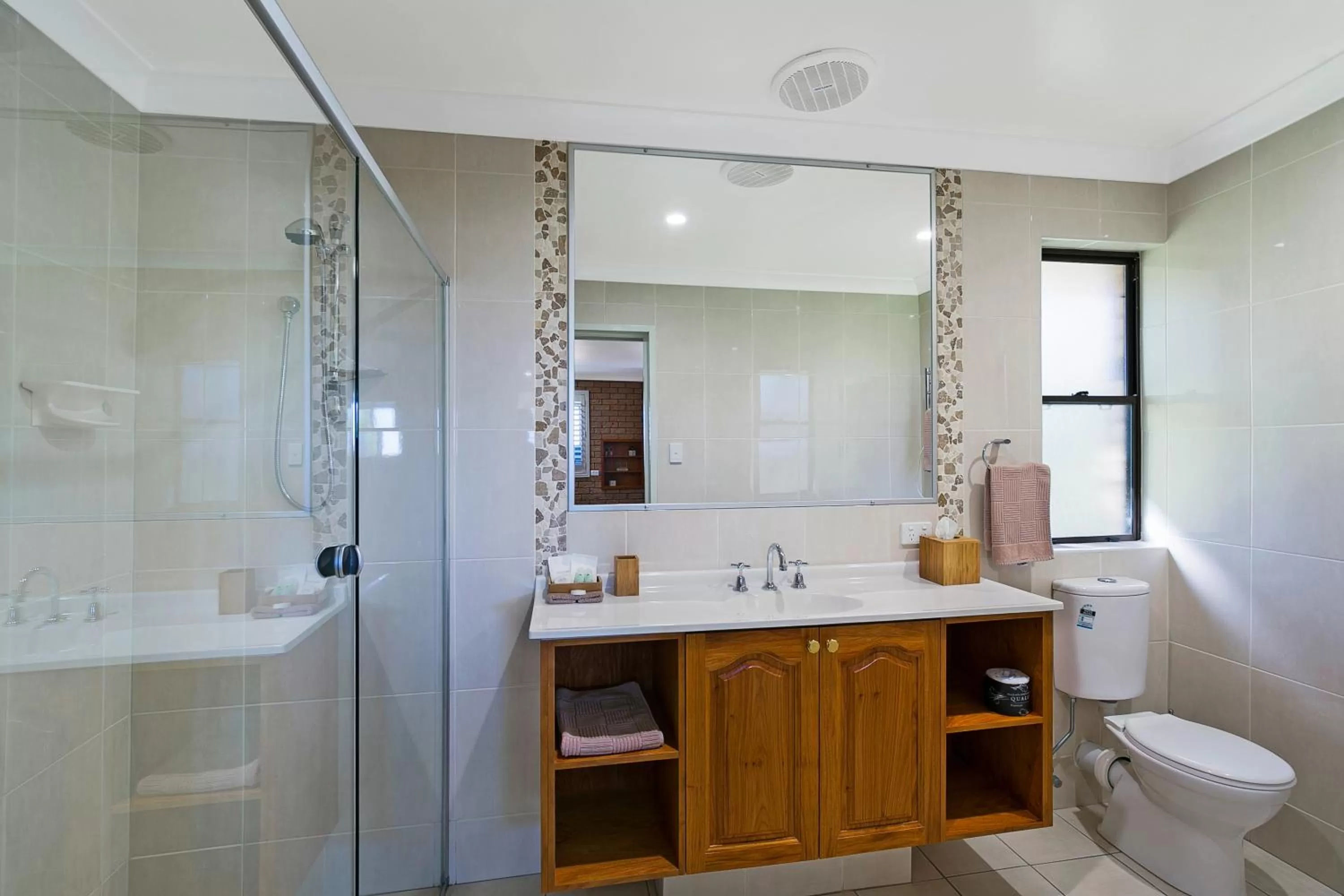 Bathroom in Sunray Motor Inn