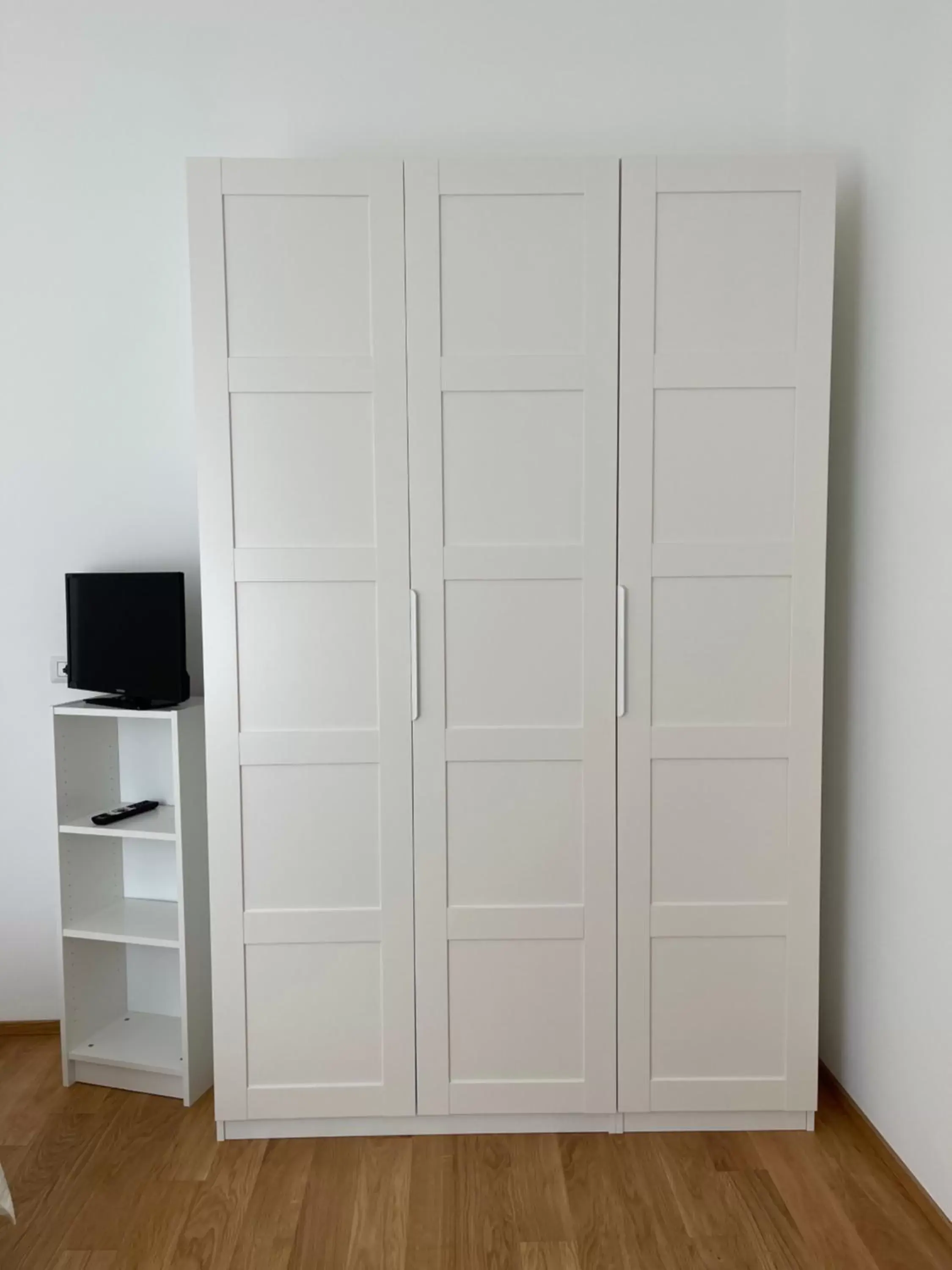 wardrobe, TV/Entertainment Center in A un passo dalla piazza