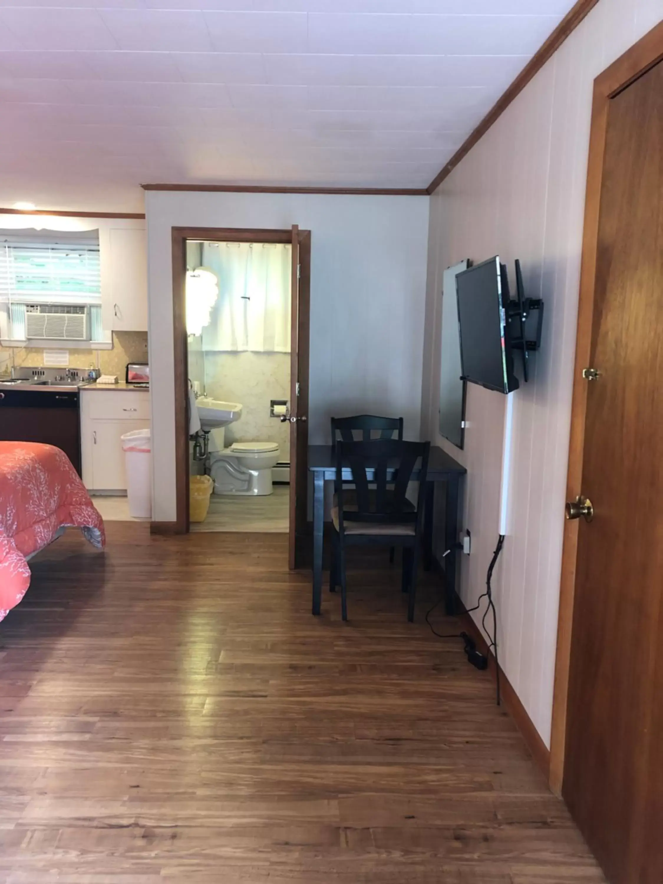 Photo of the whole room, Dining Area in Marcotte Motor Court