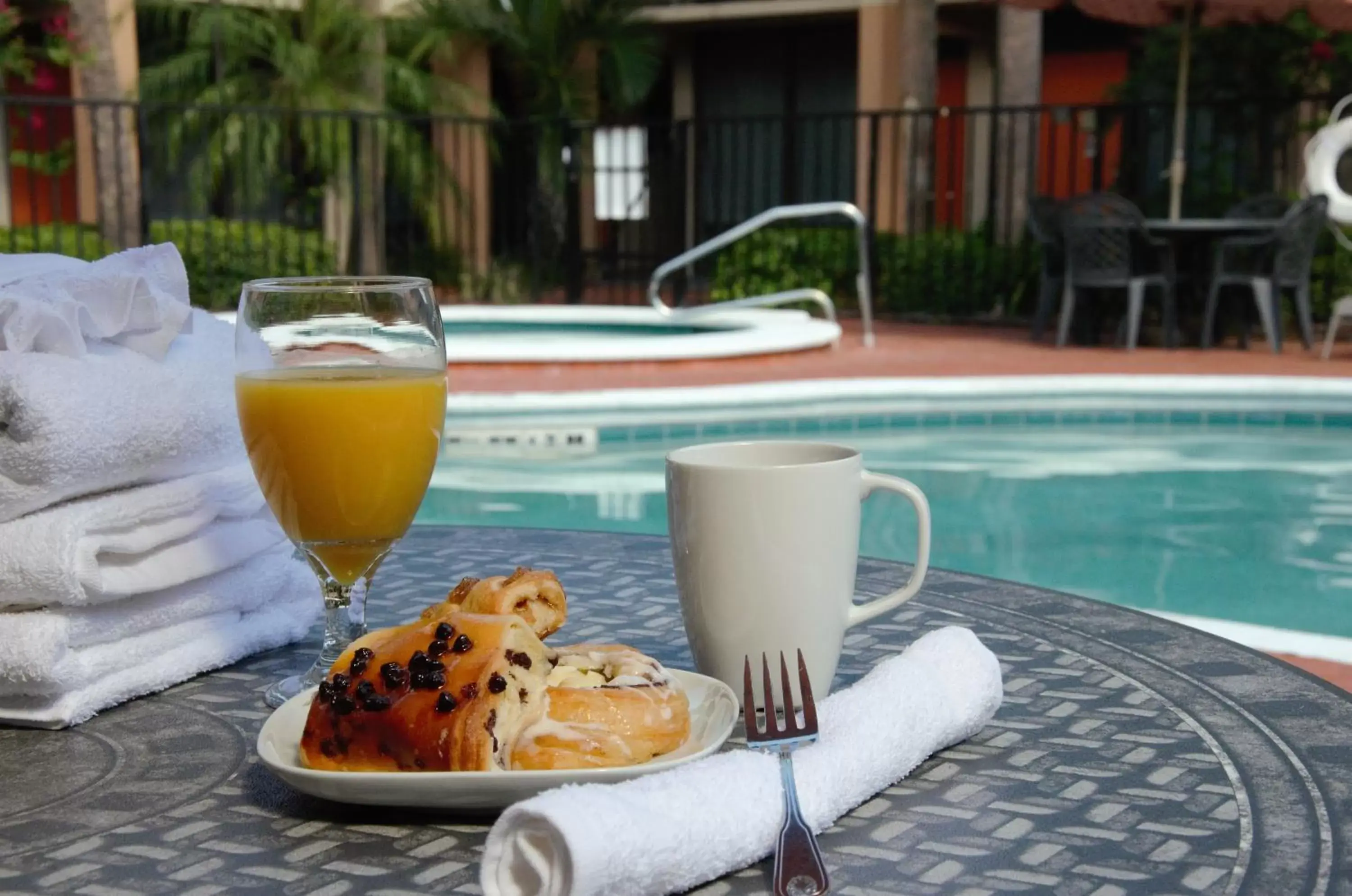 Food, Swimming Pool in Days Inn & Suites by Wyndham Orlando Airport